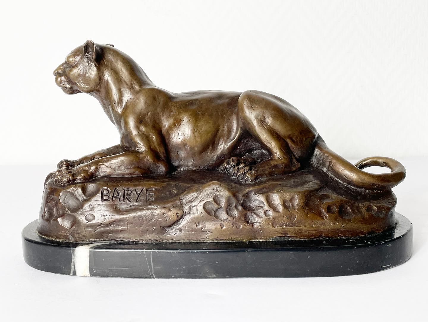 Antoine-louis-barye-lionne-couchée-bronze-animalier-collection-aurore-morisse-affaire-conclue3