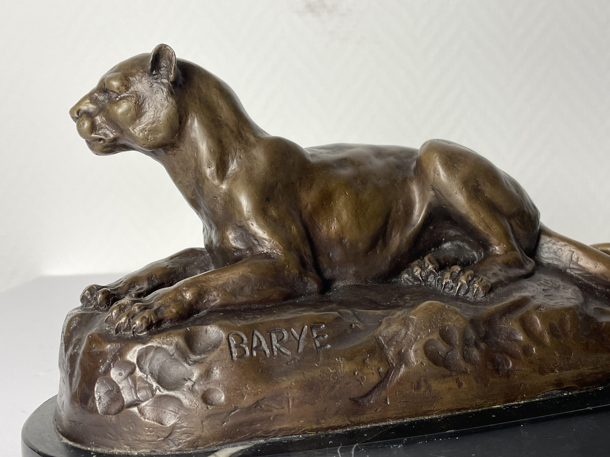 Antoine-louis-barye-lionne-couchée-bronze-animalier-collection-aurore-morisse-affaire-conclue5