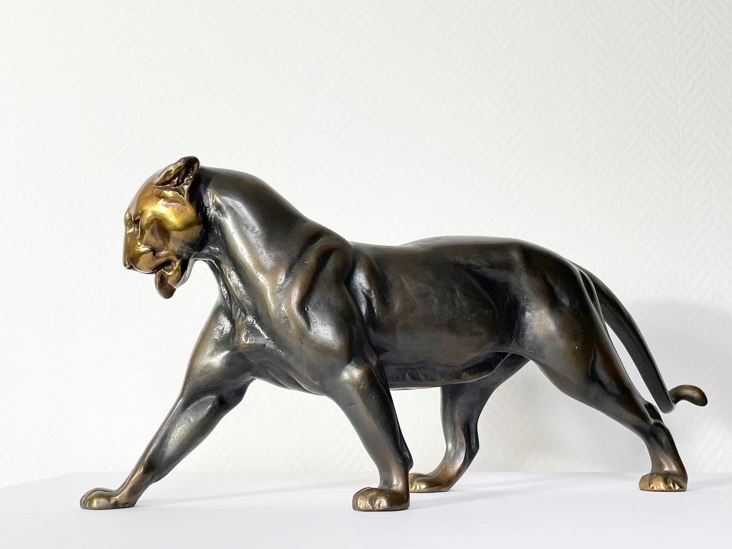 Lionne-guépard-bronze-animaux-patine-paire-art-deco-XXe-aurore-morisse-affaire-conclue10
