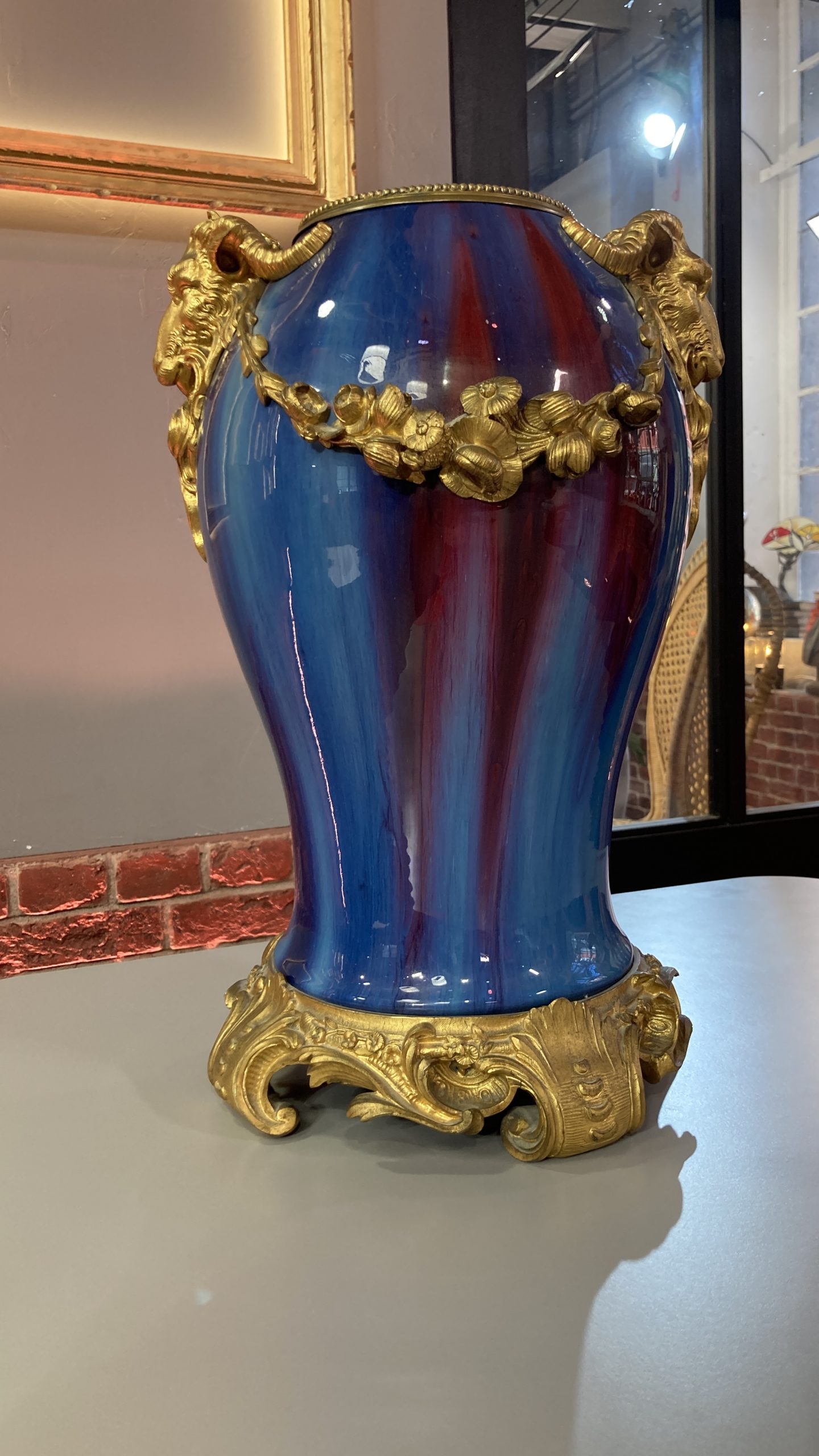 vase-cérémique-bleu-rouge-bronze-eugène-baudin-wolf-louis-XVI-aurore-morisse-antiquaire-décoration-antiquité-objet-ancien-liège-paris-affaire-conclue-marchad-art-antiques2