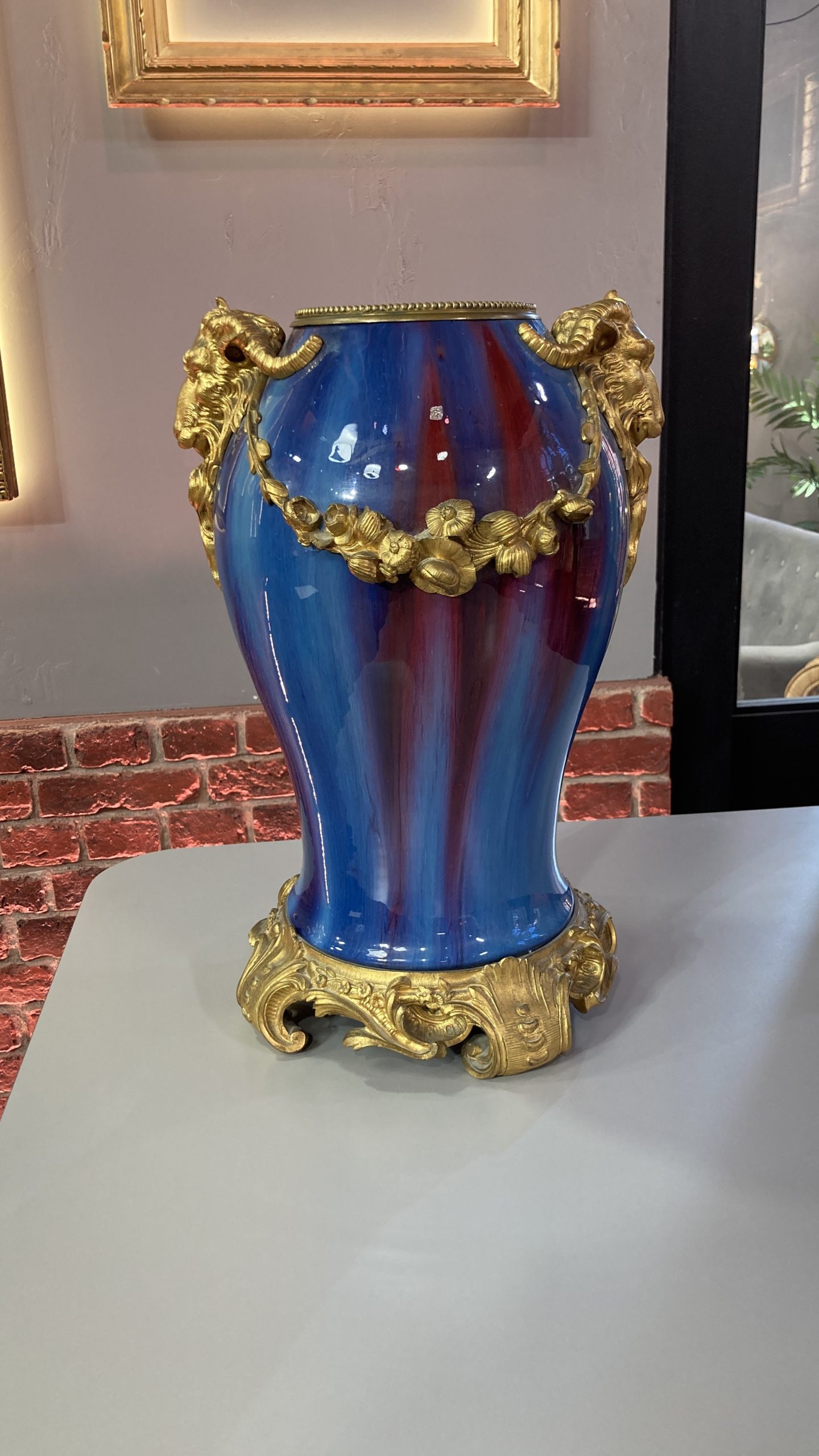 vase-cérémique-bleu-rouge-bronze-eugène-baudin-wolf-louis-XVI-aurore-morisse-antiquaire-décoration-antiquité-objet-ancien-liège-paris-affaire-conclue-marchad-art-antiques3
