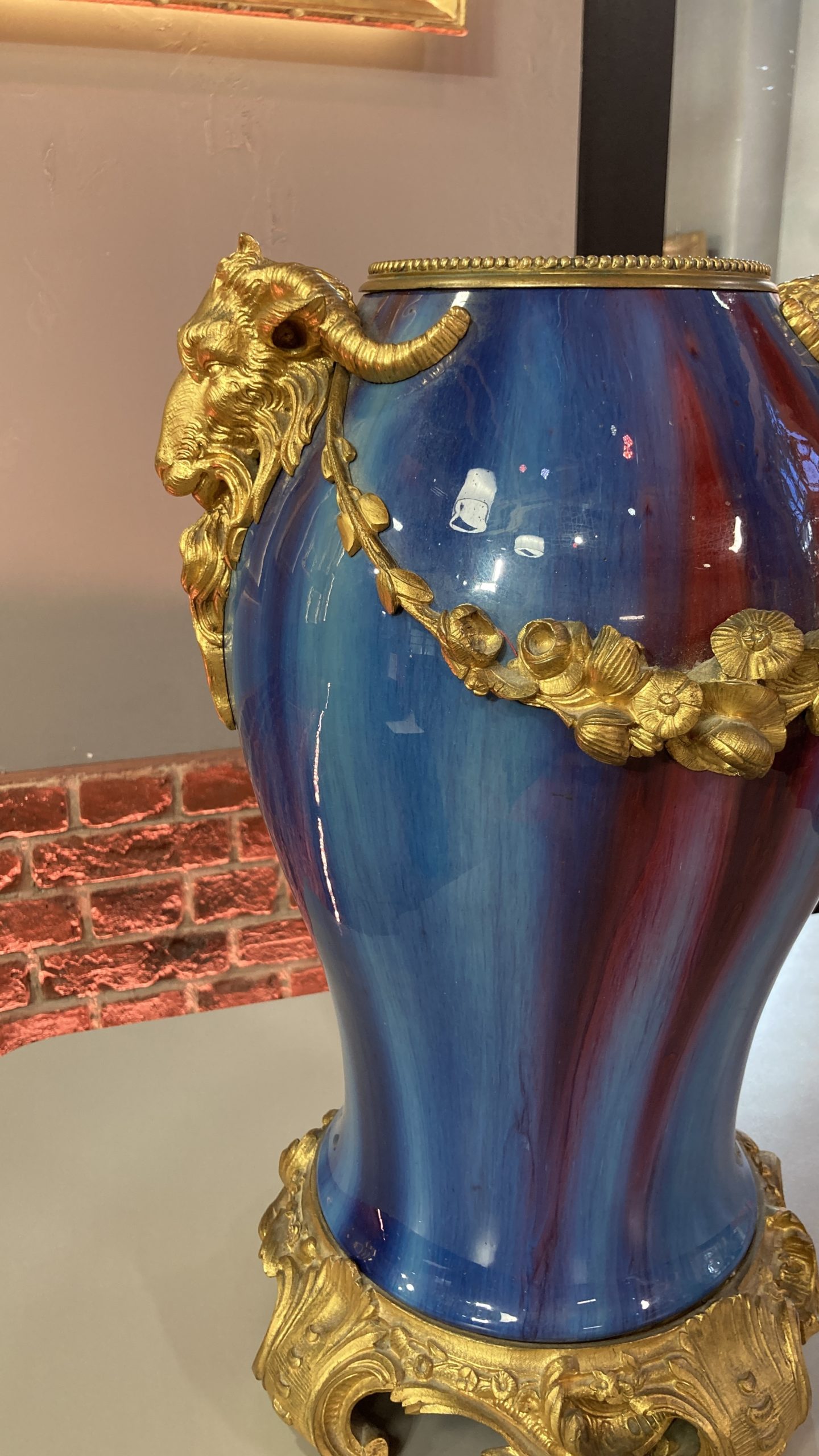 vase-cérémique-bleu-rouge-bronze-eugène-baudin-wolf-louis-XVI-aurore-morisse-antiquaire-décoration-antiquité-objet-ancien-liège-paris-affaire-conclue-marchad-art-antiques4