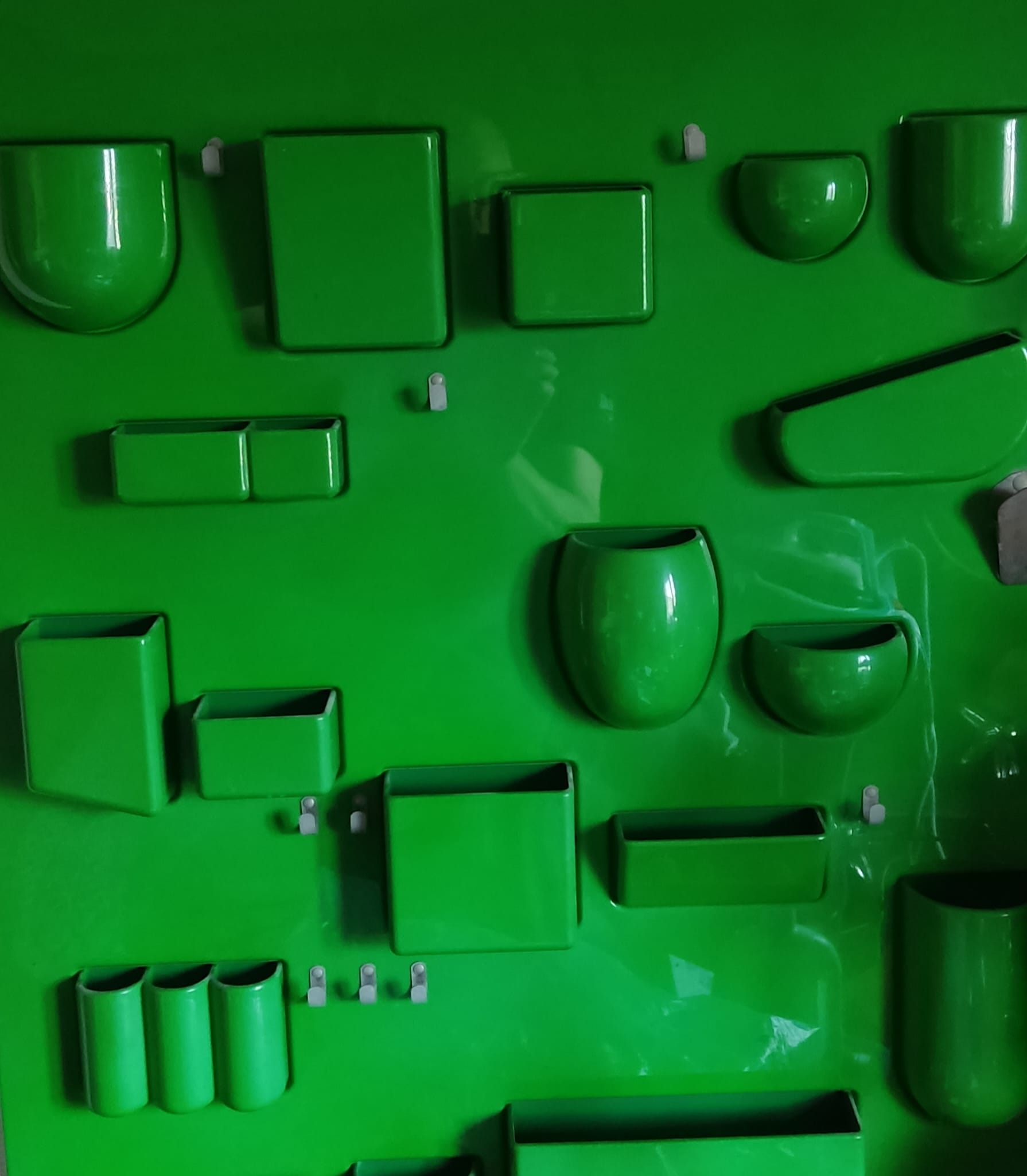Grand-utensilo-vert-vitra-dorothé-becker-panneau-mural-rangement-vert-rare-aurore-morisse