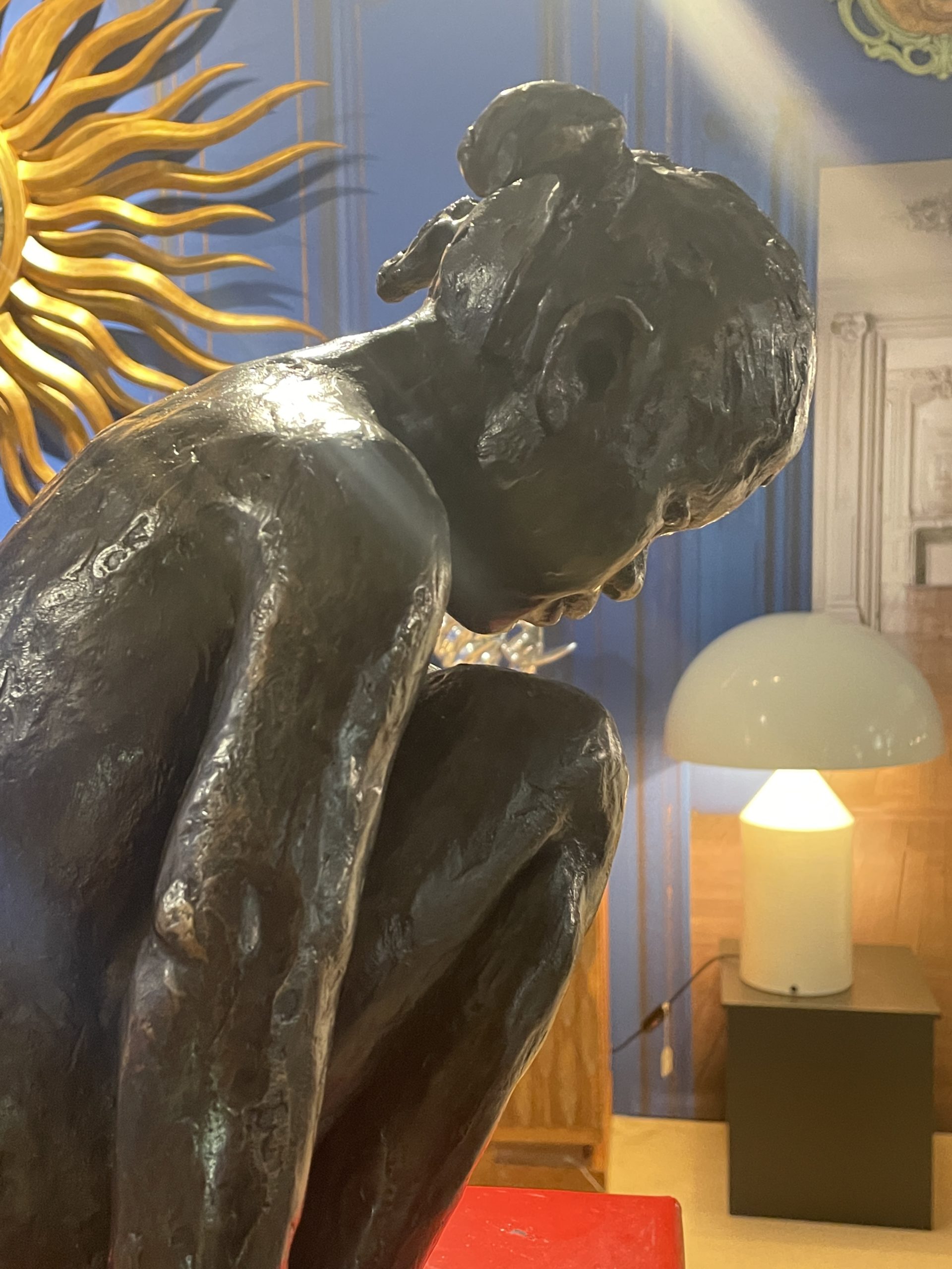 Aurore-morisse-gallery-bronze-xxe-petite-fille-accroupie-sculpture-affaire-conclue-liege-paris-2