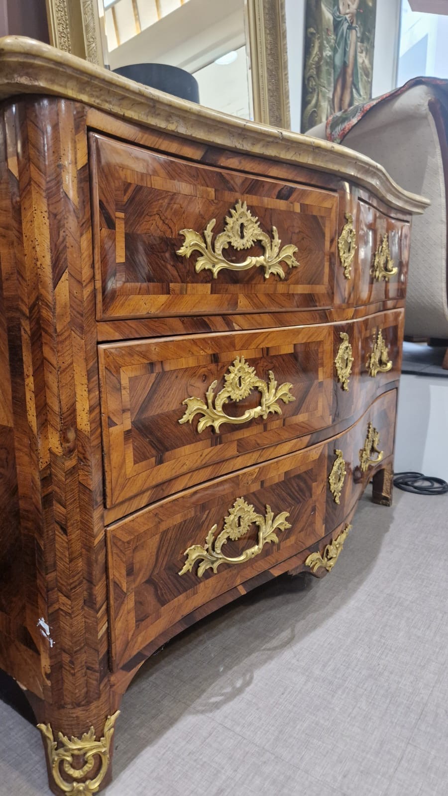 Auroremorisse-art-antiquités-antiquaire-collection-liege-art-affaire-conclue-ancien-commode-LouisXV-mobilier-3