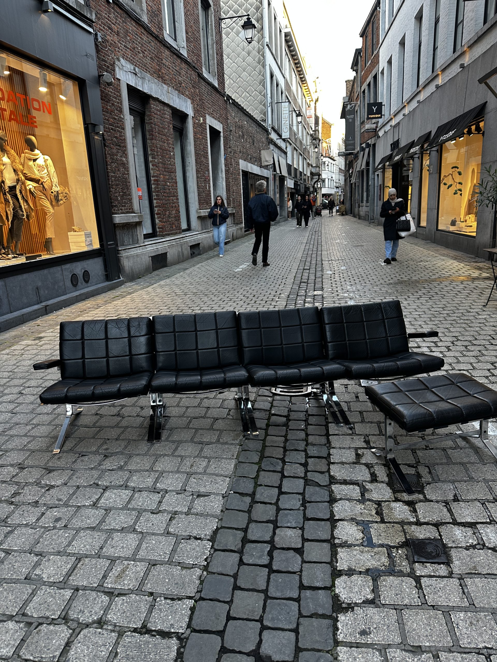 aurore-morisse-affaire-conclue-liege-luxe-vintage-fauteuils-Airborne-3