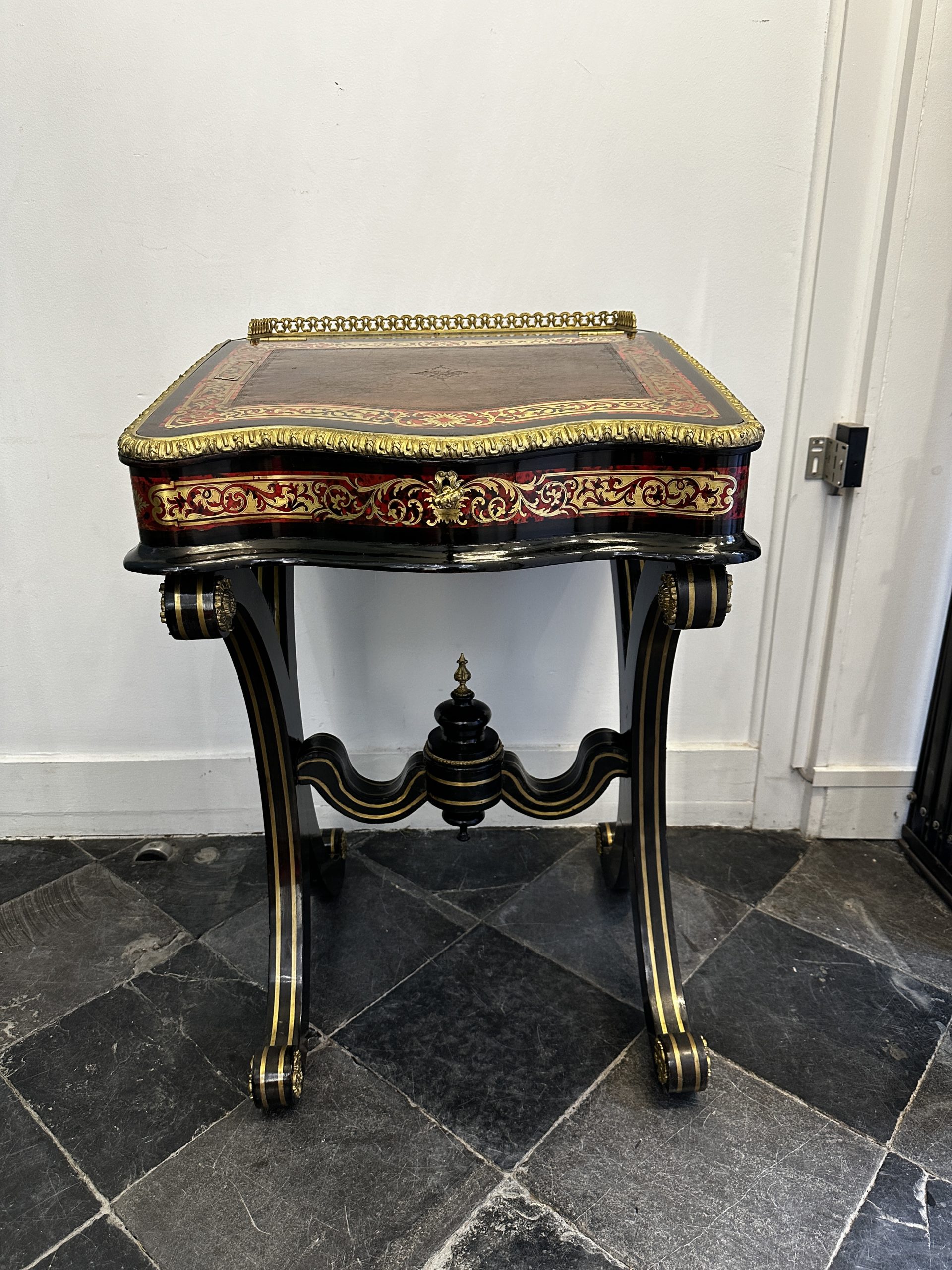 aurore-morisse-affaire-conclue-luxe-liege-vintage-bureau-napoleon-8