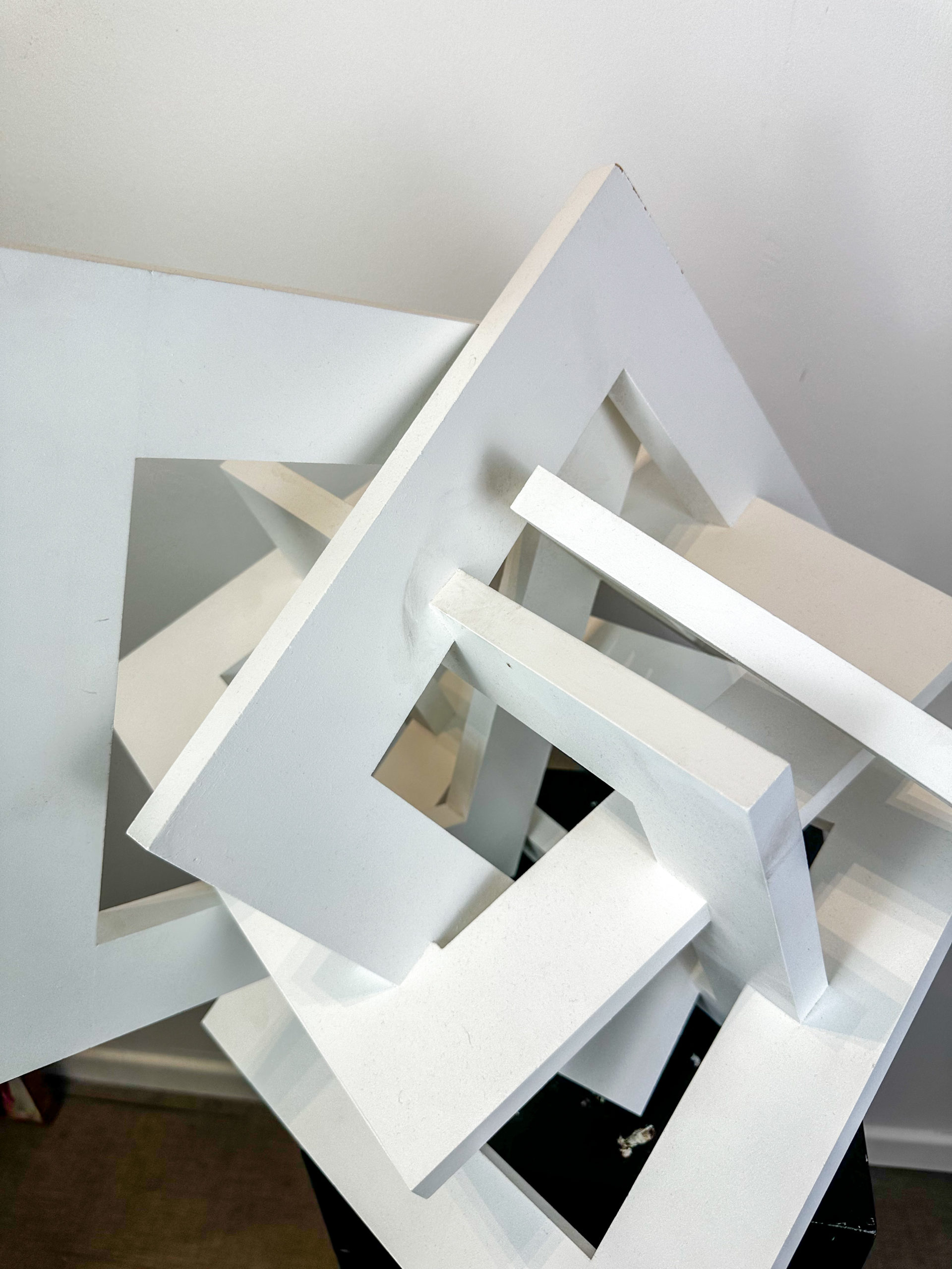 IMG_6721aurore-morisse-affaire-conclue-sculpture-contemporaine-décoration-simple-blanche-helfried-kodré-catalogue-raisonné-acrylique-investissement-art-contemporain