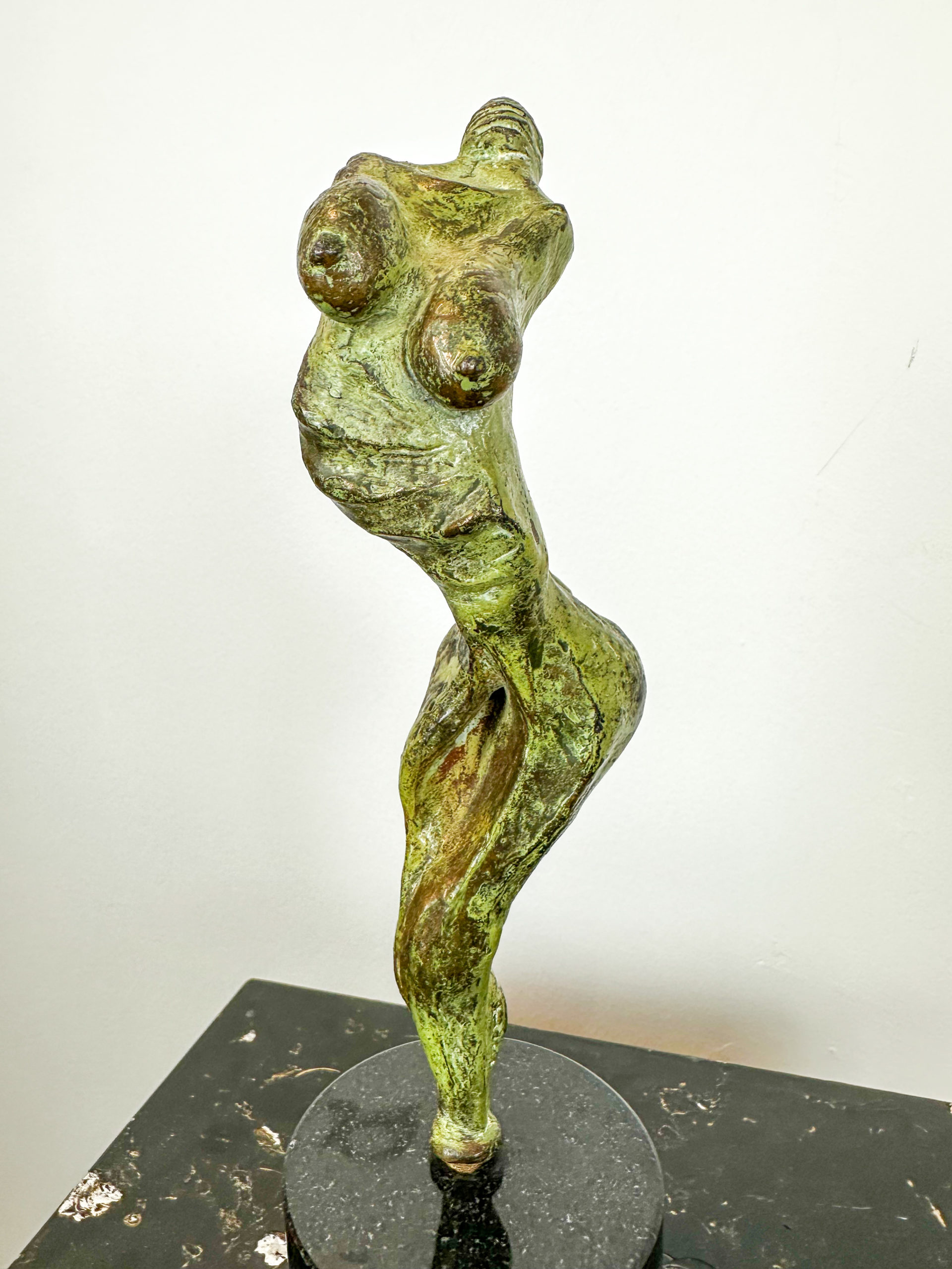 IMG_6729aurore-morisse-affaire-conclue-sculpture-bronze-contemporain-surréaliste-20e-siècle-investissement-décoration-petit-format-anthropomorphe-femme-nu