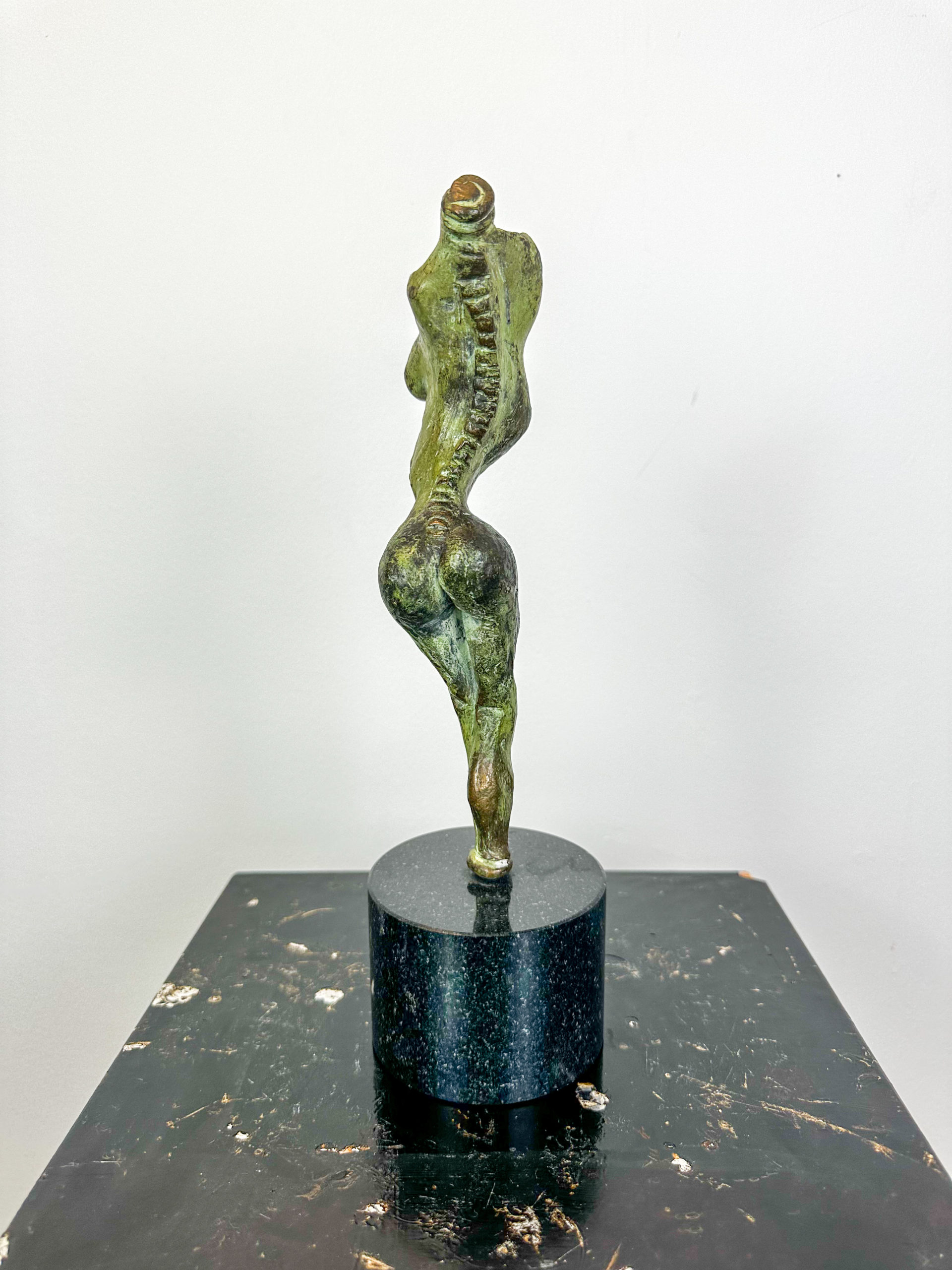 IMG_6730aurore-morisse-affaire-conclue-sculpture-bronze-contemporain-surréaliste-20e-siècle-investissement-décoration-petit-format-anthropomorphe-femme-nu
