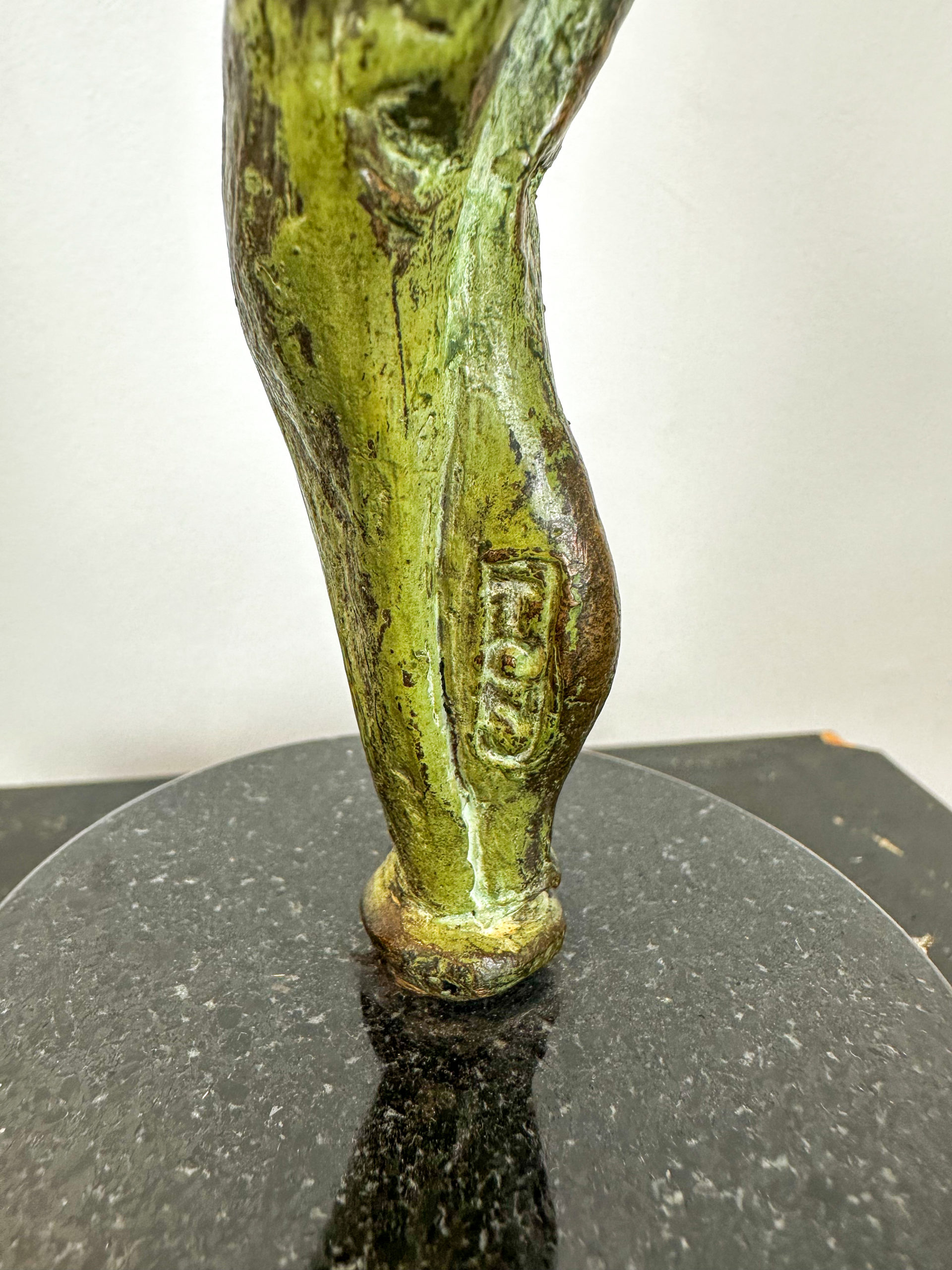 IMG_6731aurore-morisse-affaire-conclue-sculpture-bronze-contemporain-surréaliste-20e-siècle-investissement-décoration-petit-format-anthropomorphe-femme-nu