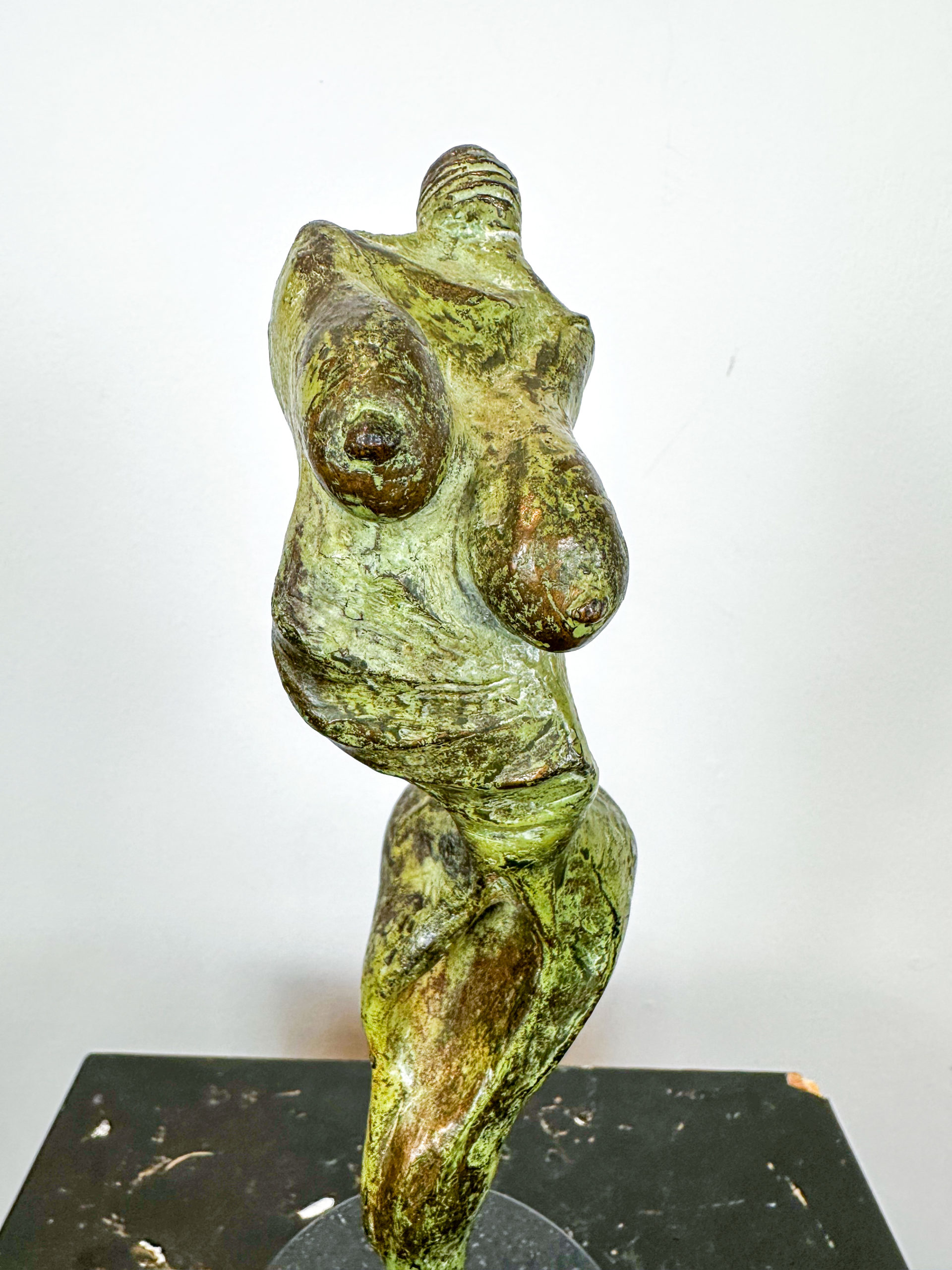 IMG_6732aurore-morisse-affaire-conclue-sculpture-bronze-contemporain-surréaliste-20e-siècle-investissement-décoration-petit-format-anthropomorphe-femme-nu