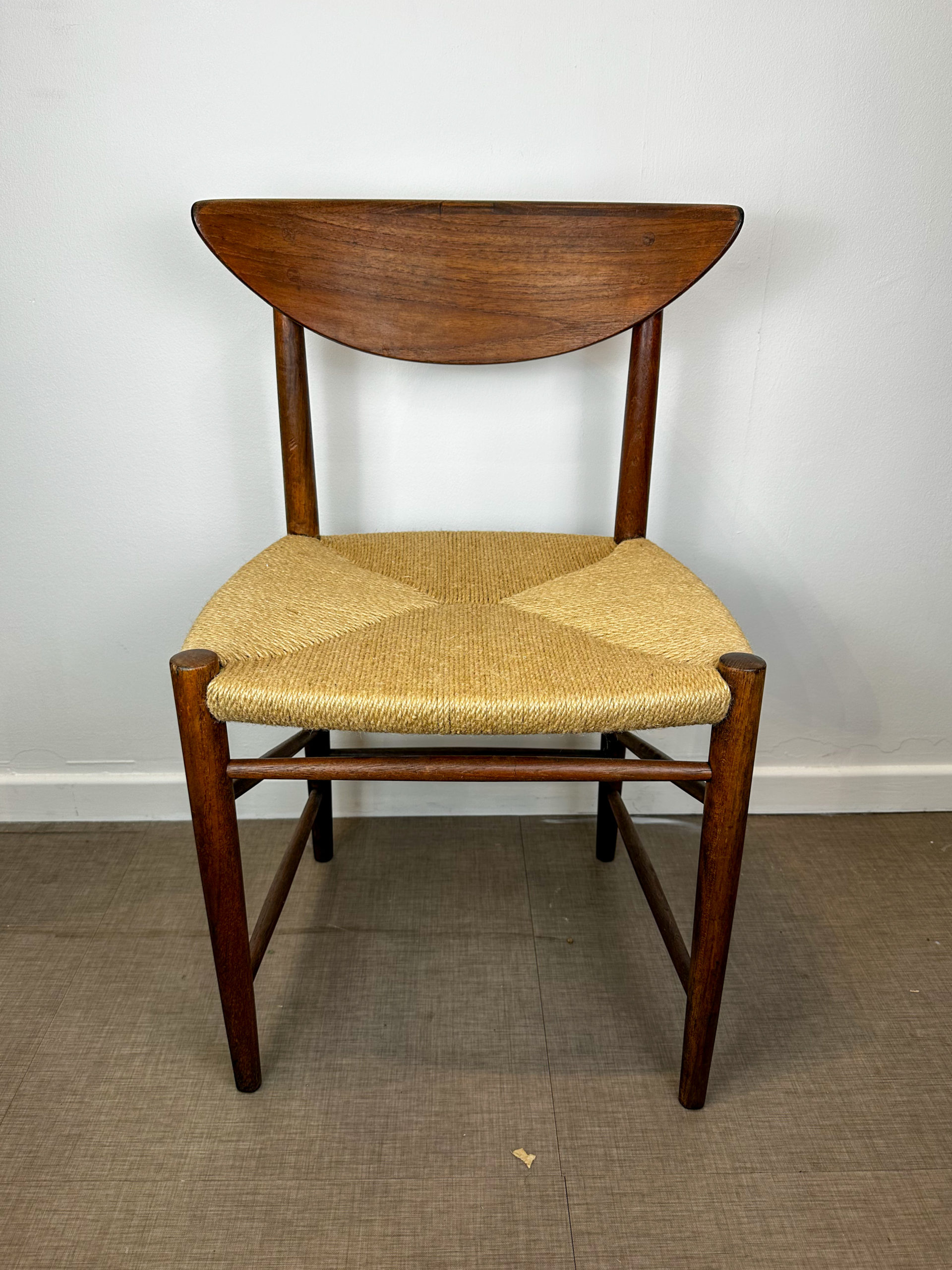 IMG_6807aurore-morisse-affaire-conclue-chaise-hvidt-design-scandinave-bois-mobilier-contemporain-1950-20e-siècle-bois-cordage-simple-table-quatre