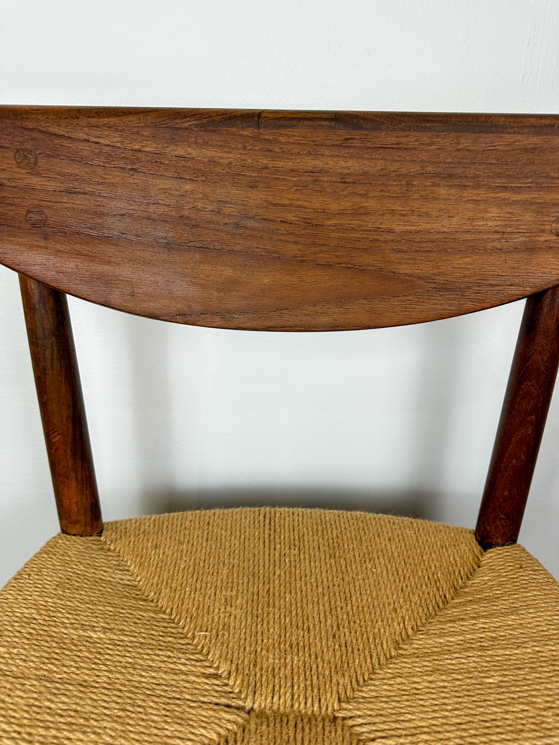 IMG_6808aurore-morisse-affaire-conclue-chaise-hvidt-design-scandinave-bois-mobilier-contemporain-1950-20e-siècle-bois-cordage-simple-table-quatre