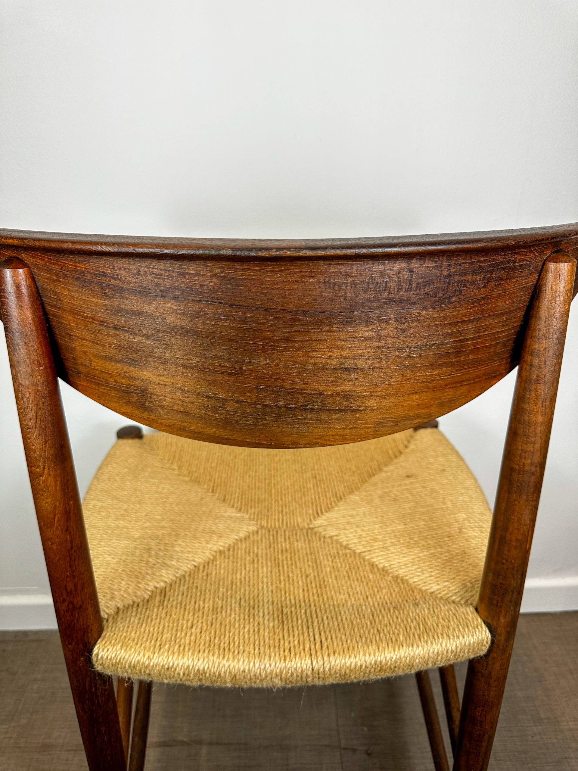 IMG_6810aurore-morisse-affaire-conclue-chaise-hvidt-design-scandinave-bois-mobilier-contemporain-1950-20e-siècle-bois-cordage-simple-table-quatre