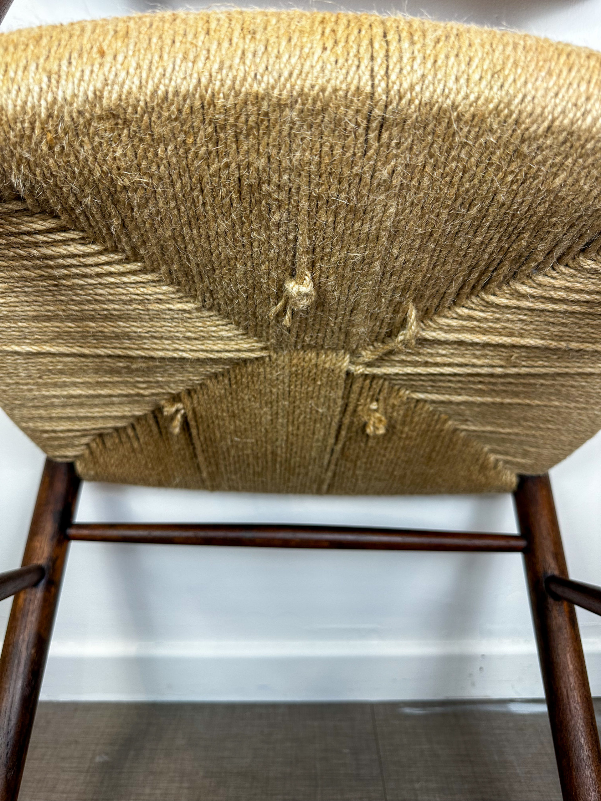 IMG_6811aurore-morisse-affaire-conclue-chaise-hvidt-design-scandinave-bois-mobilier-contemporain-1950-20e-siècle-bois-cordage-simple-table-quatre