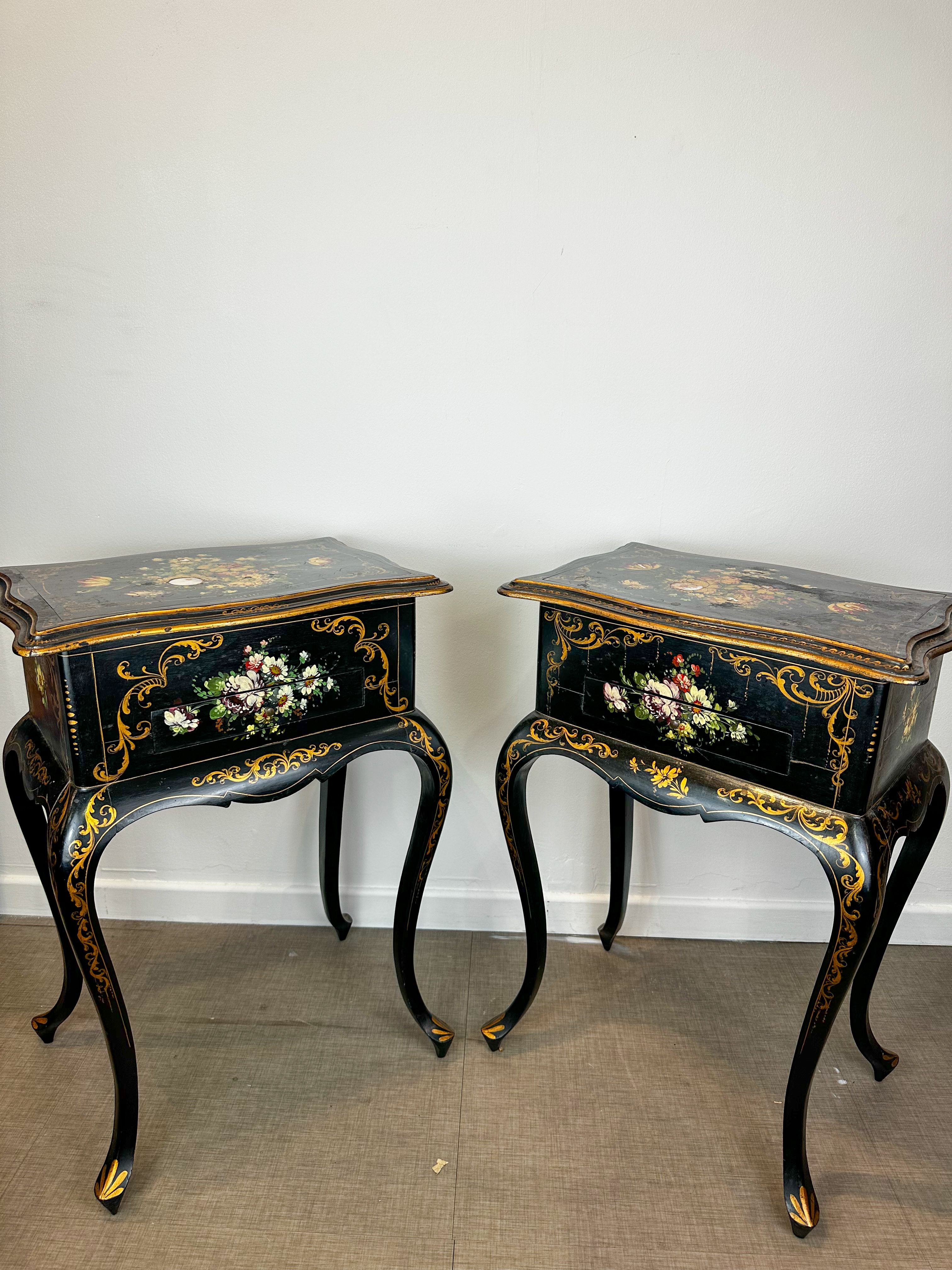 IMG_6812aurore-morisse-affaire-conclue-chevets-paire-peints-français-20e-siècle-décoration-fleurs-nacre-salon-rangement-pratique-collectionneur-noir-investissement
