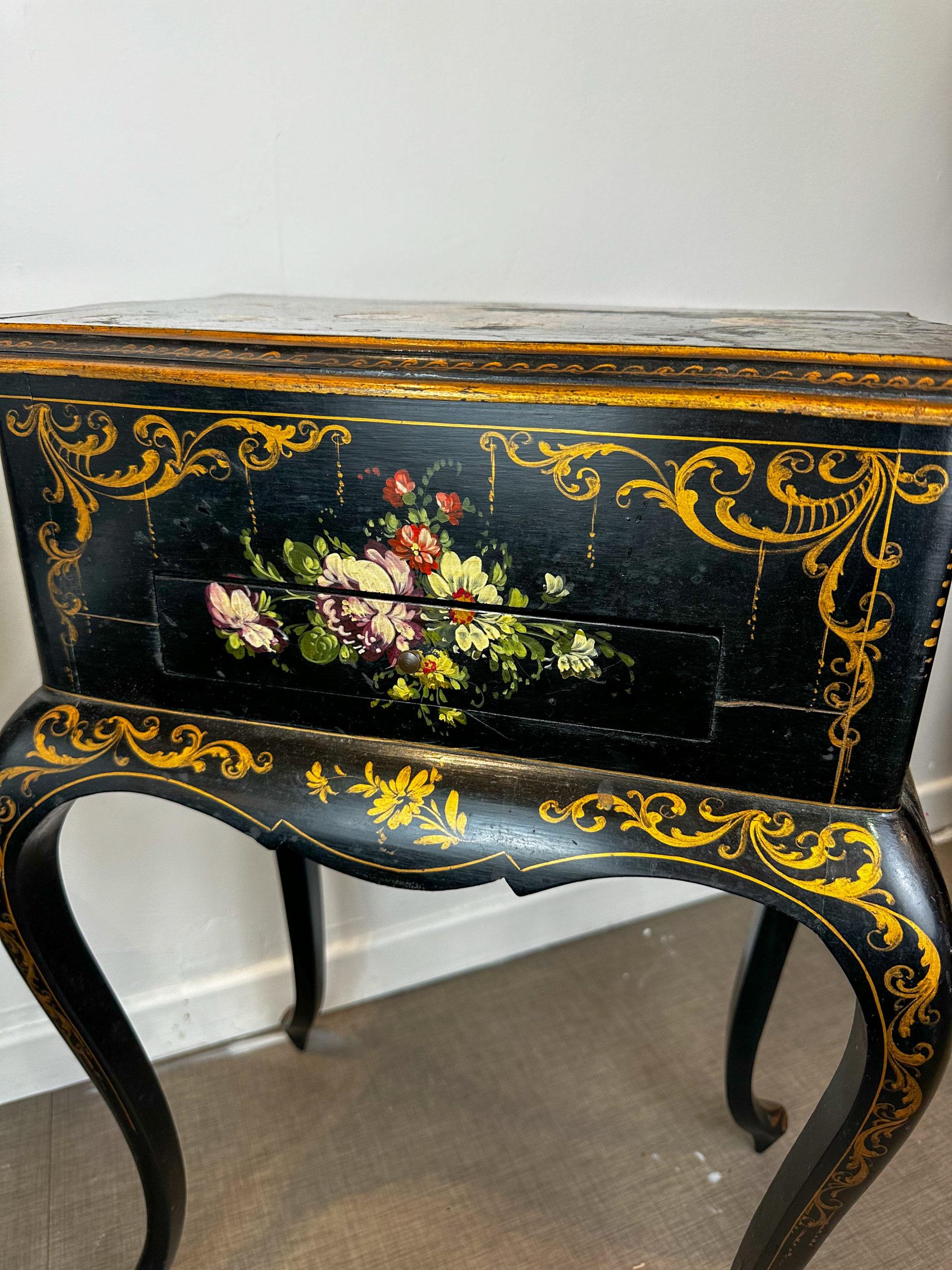 IMG_6813aurore-morisse-affaire-conclue-chevets-paire-peints-français-20e-siècle-décoration-fleurs-nacre-salon-rangement-pratique-collectionneur-noir-investissement