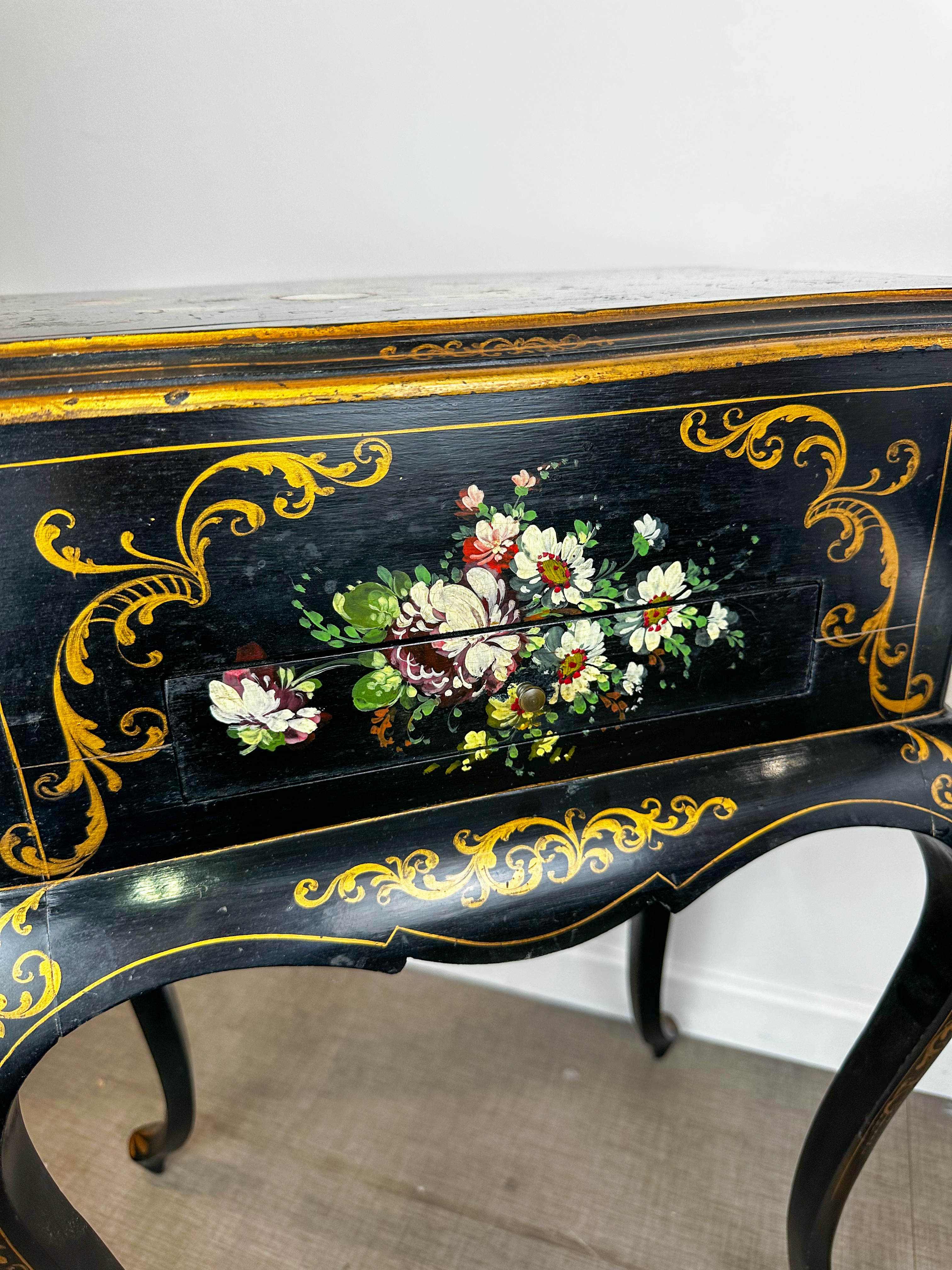 IMG_6815aurore-morisse-affaire-conclue-chevets-paire-peints-français-20e-siècle-décoration-fleurs-nacre-salon-rangement-pratique-collectionneur-noir-investissement