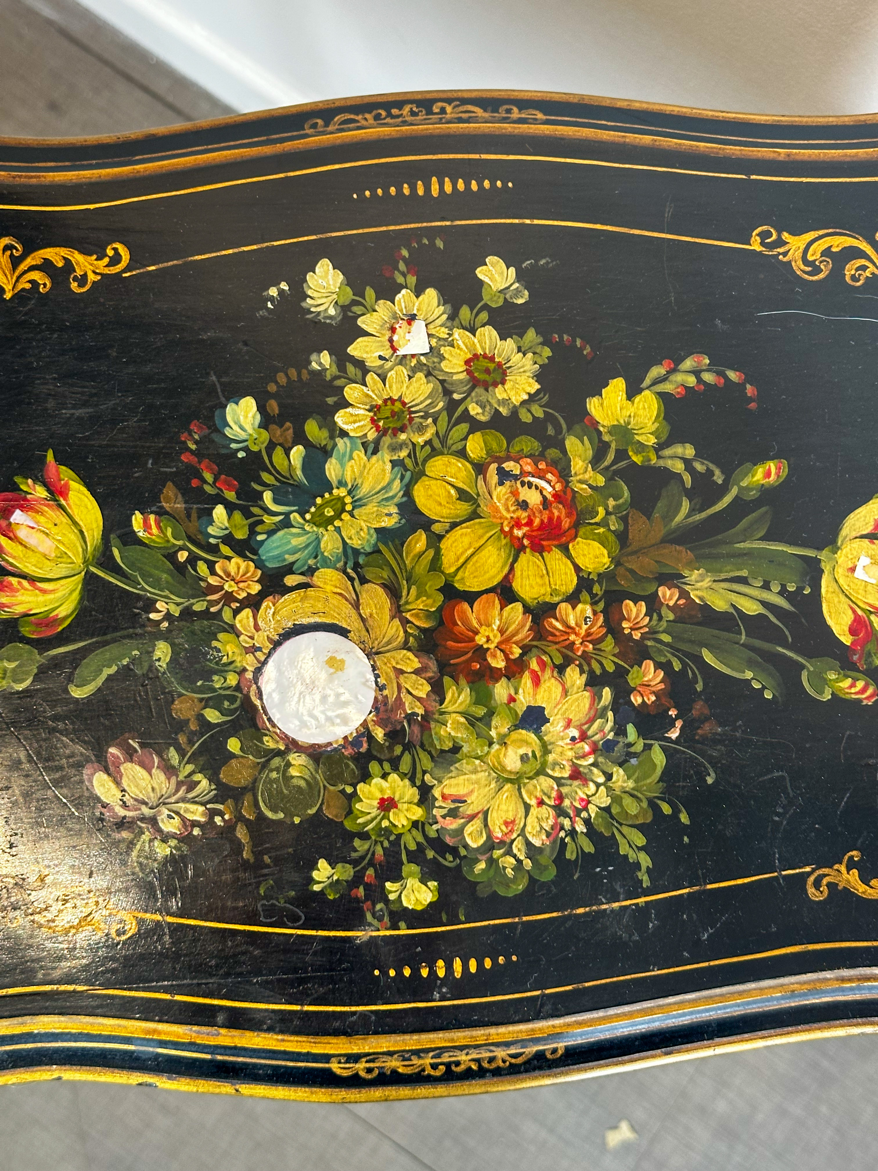 IMG_6816aurore-morisse-affaire-conclue-chevets-paire-peints-français-20e-siècle-décoration-fleurs-nacre-salon-rangement-pratique-collectionneur-noir-investissement
