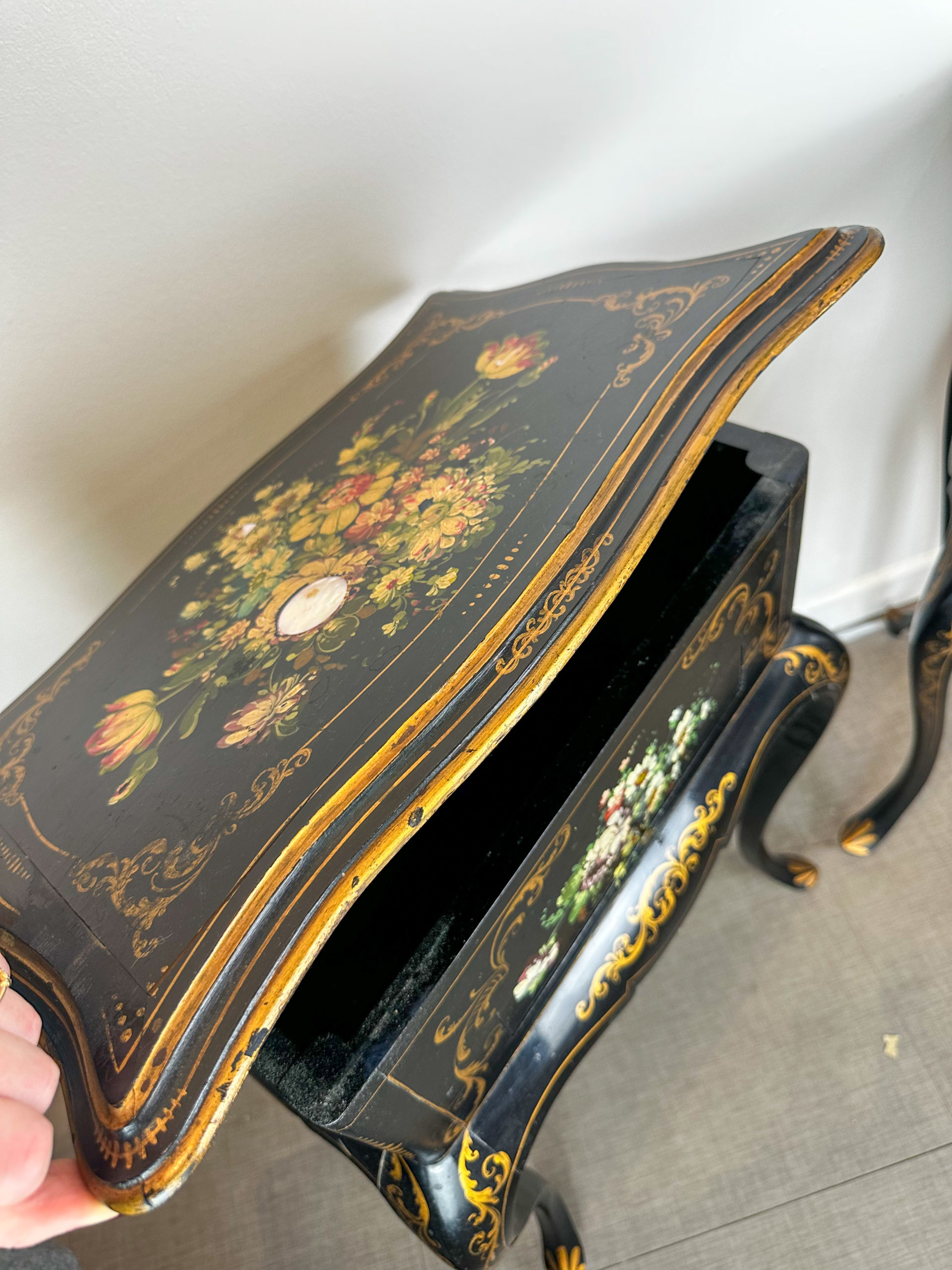 IMG_6819aurore-morisse-affaire-conclue-chevets-paire-peints-français-20e-siècle-décoration-fleurs-nacre-salon-rangement-pratique-collectionneur-noir-investissement