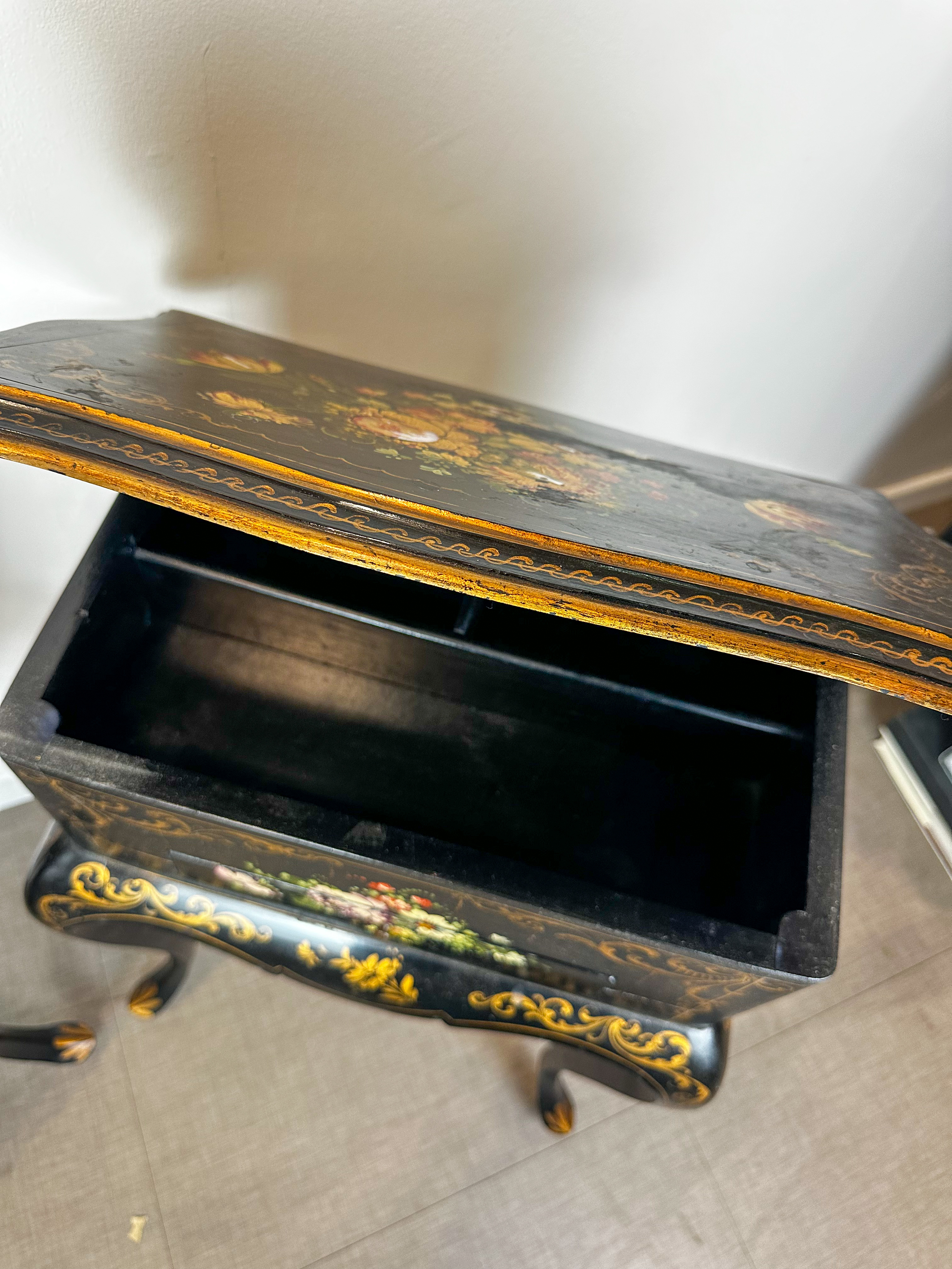 IMG_6820aurore-morisse-affaire-conclue-chevets-paire-peints-français-20e-siècle-décoration-fleurs-nacre-salon-rangement-pratique-collectionneur-noir-investissement