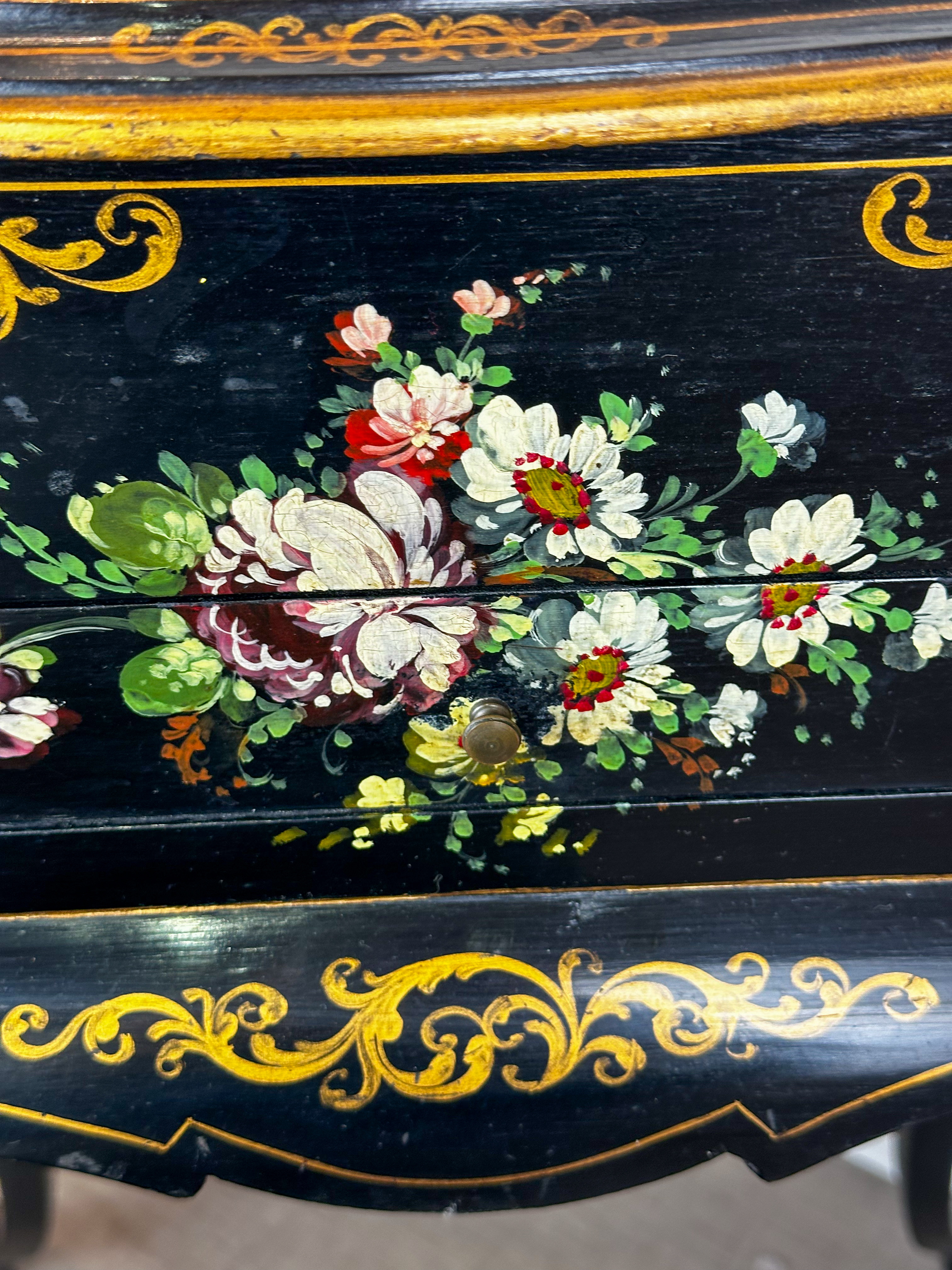 IMG_6823aurore-morisse-affaire-conclue-chevets-paire-peints-français-20e-siècle-décoration-fleurs-nacre-salon-rangement-pratique-collectionneur-noir-investissement