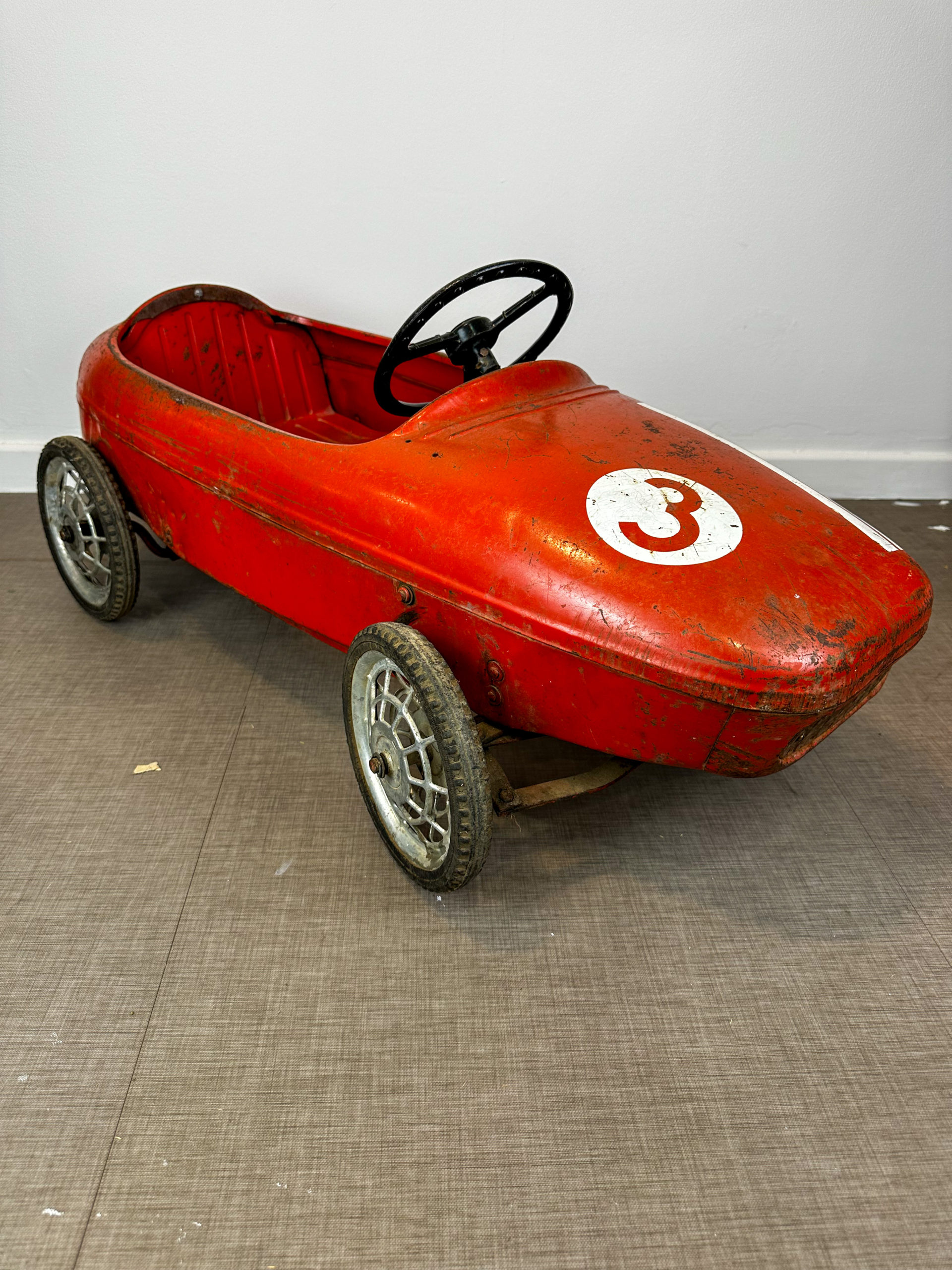 IMG_6830aurore-morisse-affaire-conclue-voiture-à-pédales-métallique-collectionneur-jouet-enfant-rouge-20e-siècle-rétro-nostalgie-décoration