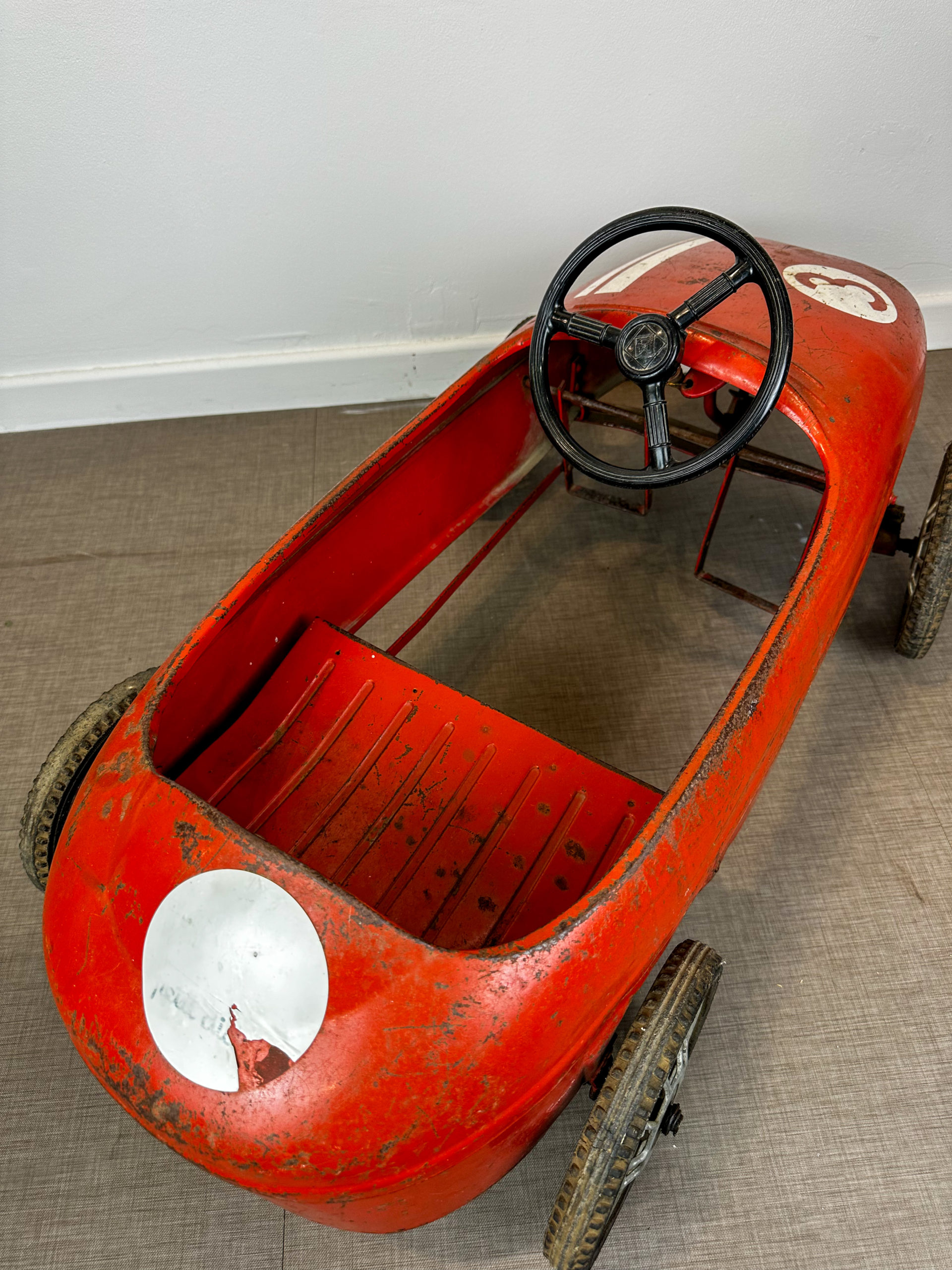 IMG_6833aurore-morisse-affaire-conclue-voiture-à-pédales-métallique-collectionneur-jouet-enfant-rouge-20e-siècle-rétro-nostalgie-décoration