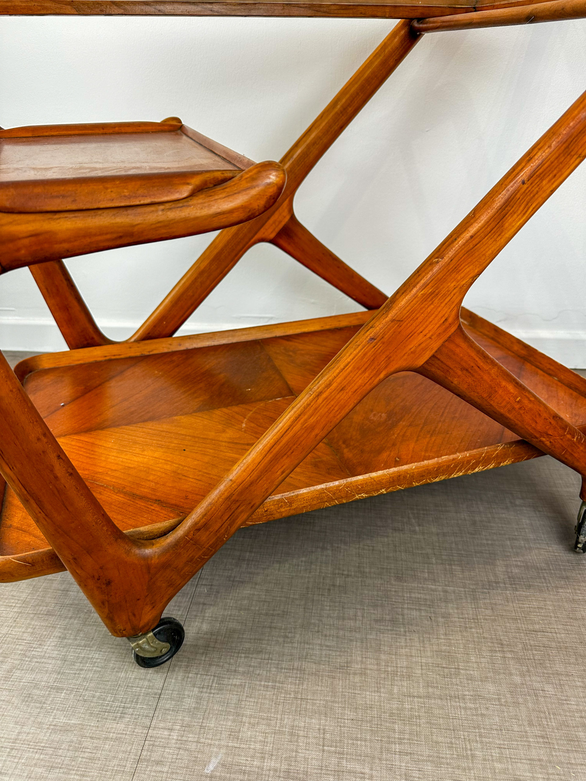 IMG_6837aurore-morisse-affaire-conclue-desserte-cassina-design-italien-1950-bois-décoration-collectionneur-investissement-art-nouveau-simple-décoration-vernis-vernis