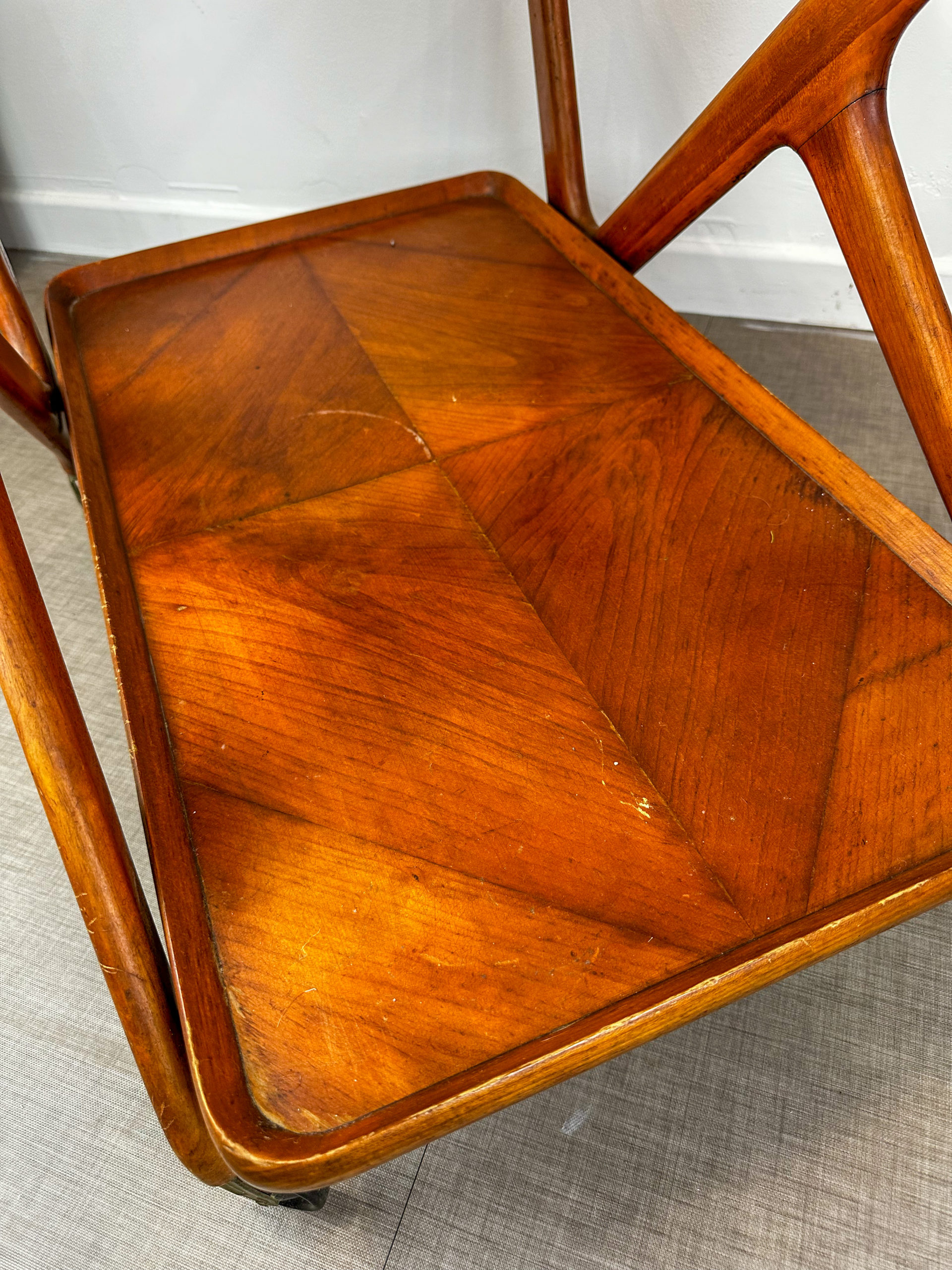 IMG_6841aurore-morisse-affaire-conclue-desserte-cassina-design-italien-1950-bois-décoration-collectionneur-investissement-art-nouveau-simple-décoration-vernis-vernis