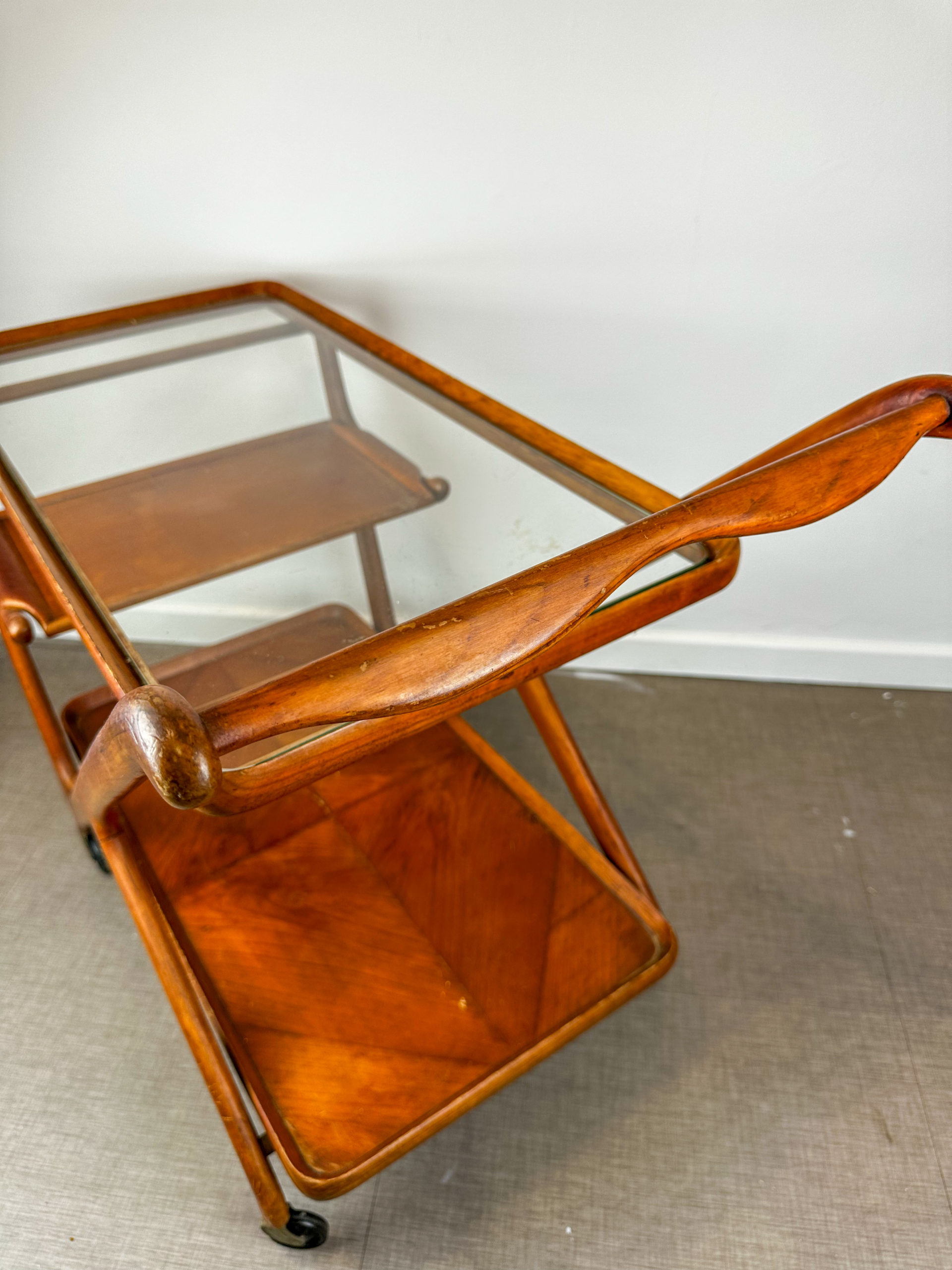 IMG_6842aurore-morisse-affaire-conclue-desserte-cassina-design-italien-1950-bois-décoration-collectionneur-investissement-art-nouveau-simple-décoration-vernis-vernis