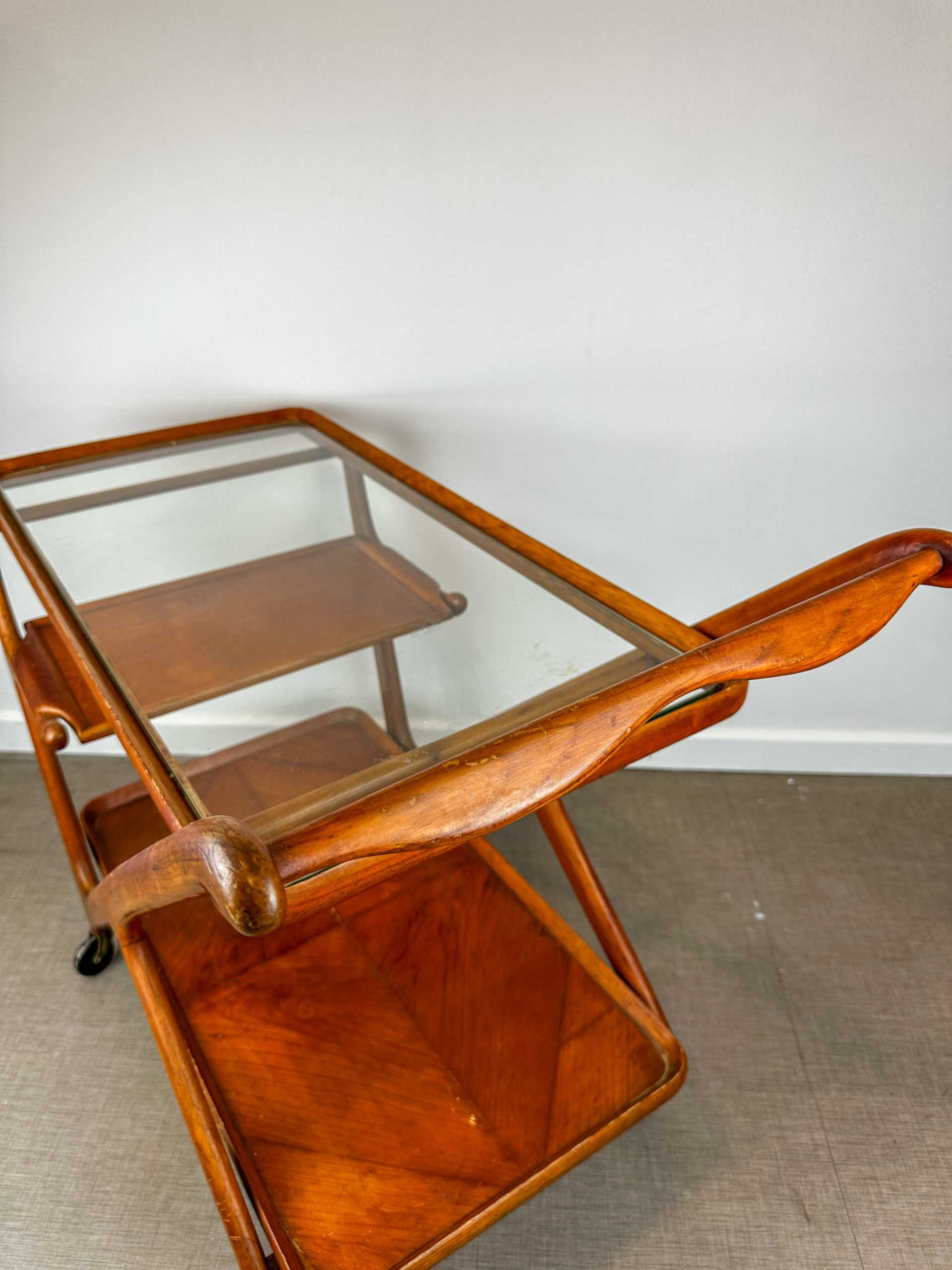 IMG_6844aurore-morisse-affaire-conclue-desserte-cassina-design-italien-1950-bois-décoration-collectionneur-investissement-art-nouveau-simple-décoration-vernis-vernis