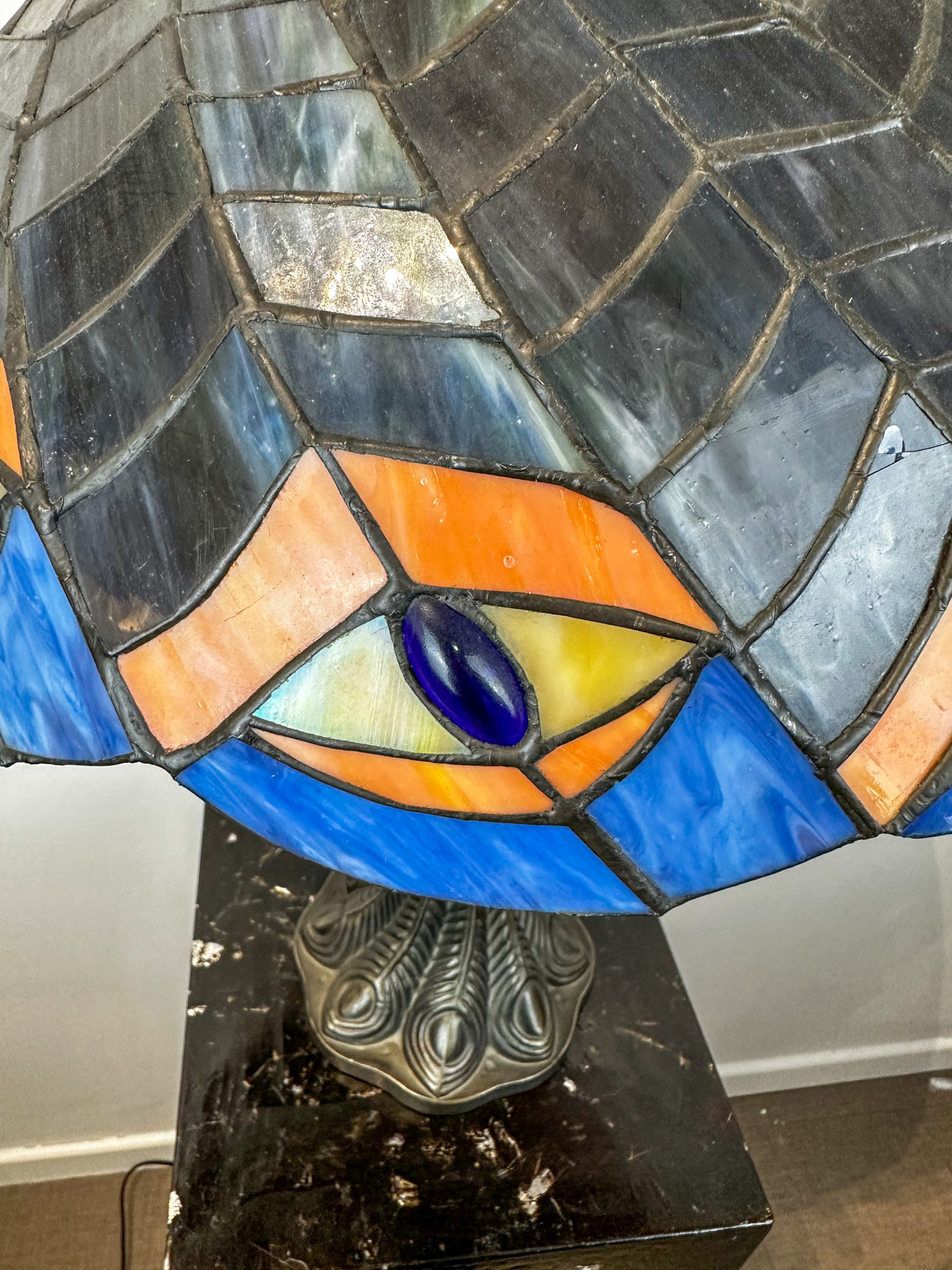 IMG_6847aurore-morisse-affaire-conclue-lampe-tiffany-imitation-verre-émaillé-décoration-vintage-couleurs-bureau-collectionneur-investissement-art-nouveau-art-deco-métal