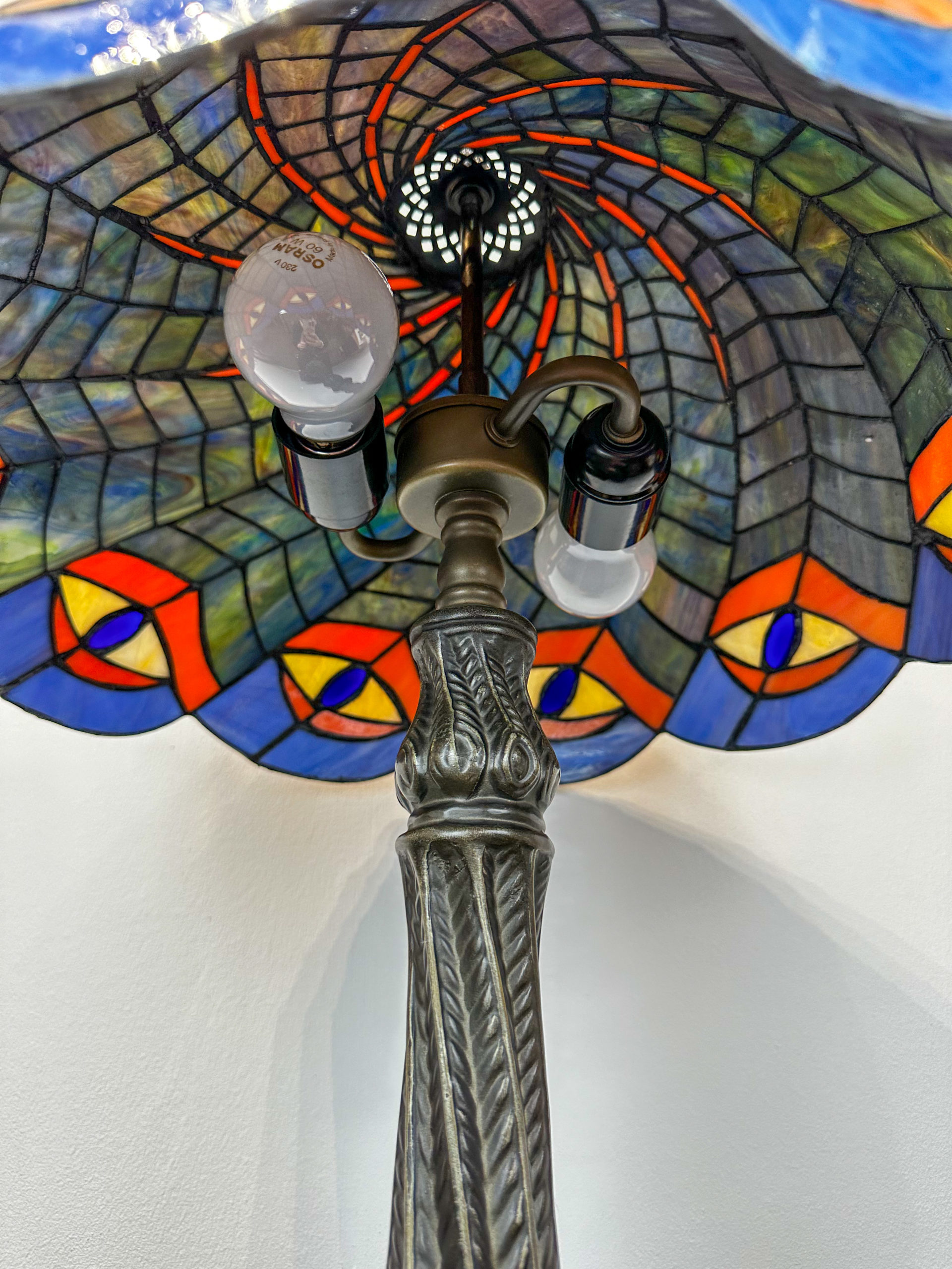 IMG_6848aurore-morisse-affaire-conclue-lampe-tiffany-imitation-verre-émaillé-décoration-vintage-couleurs-bureau-collectionneur-investissement-art-nouveau-art-deco-métal