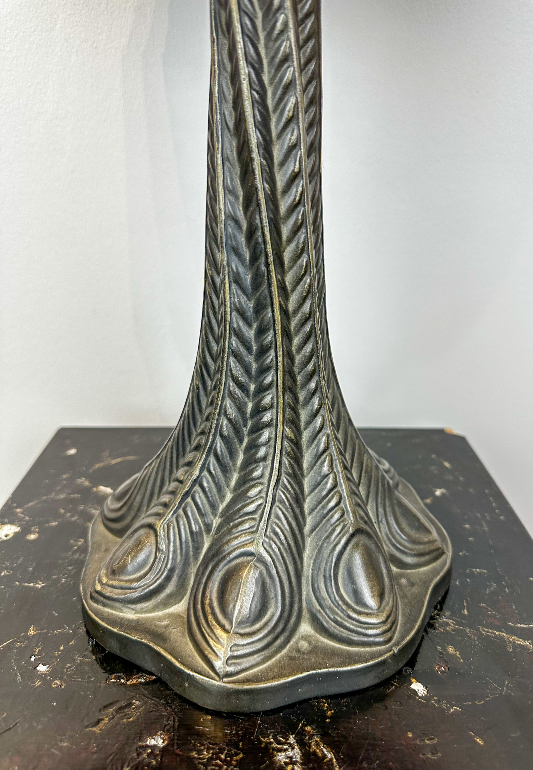 IMG_6849aurore-morisse-affaire-conclue-lampe-tiffany-imitation-verre-émaillé-décoration-vintage-couleurs-bureau-collectionneur-investissement-art-nouveau-art-deco-métal