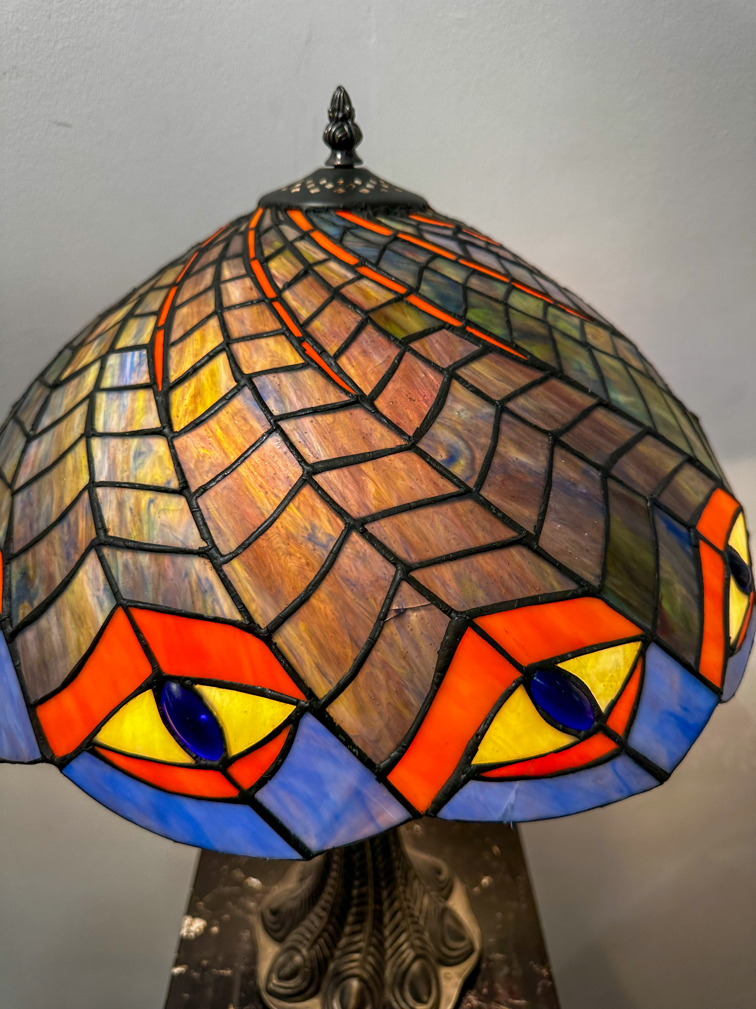 IMG_6850aurore-morisse-affaire-conclue-lampe-tiffany-imitation-verre-émaillé-décoration-vintage-couleurs-bureau-collectionneur-investissement-art-nouveau-art-deco-métal