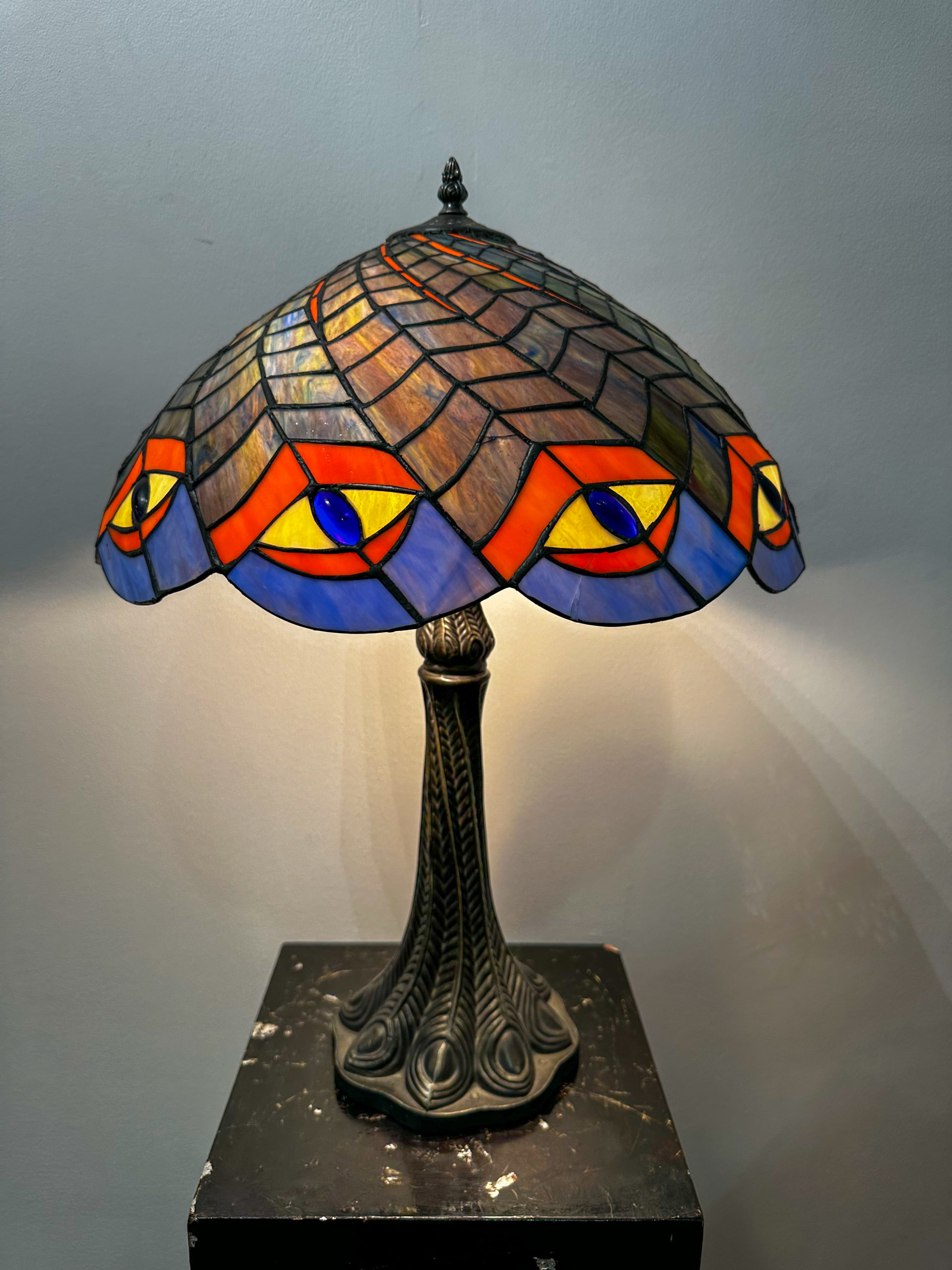IMG_6851aurore-morisse-affaire-conclue-lampe-tiffany-imitation-verre-émaillé-décoration-vintage-couleurs-bureau-collectionneur-investissement-art-nouveau-art-deco-métal