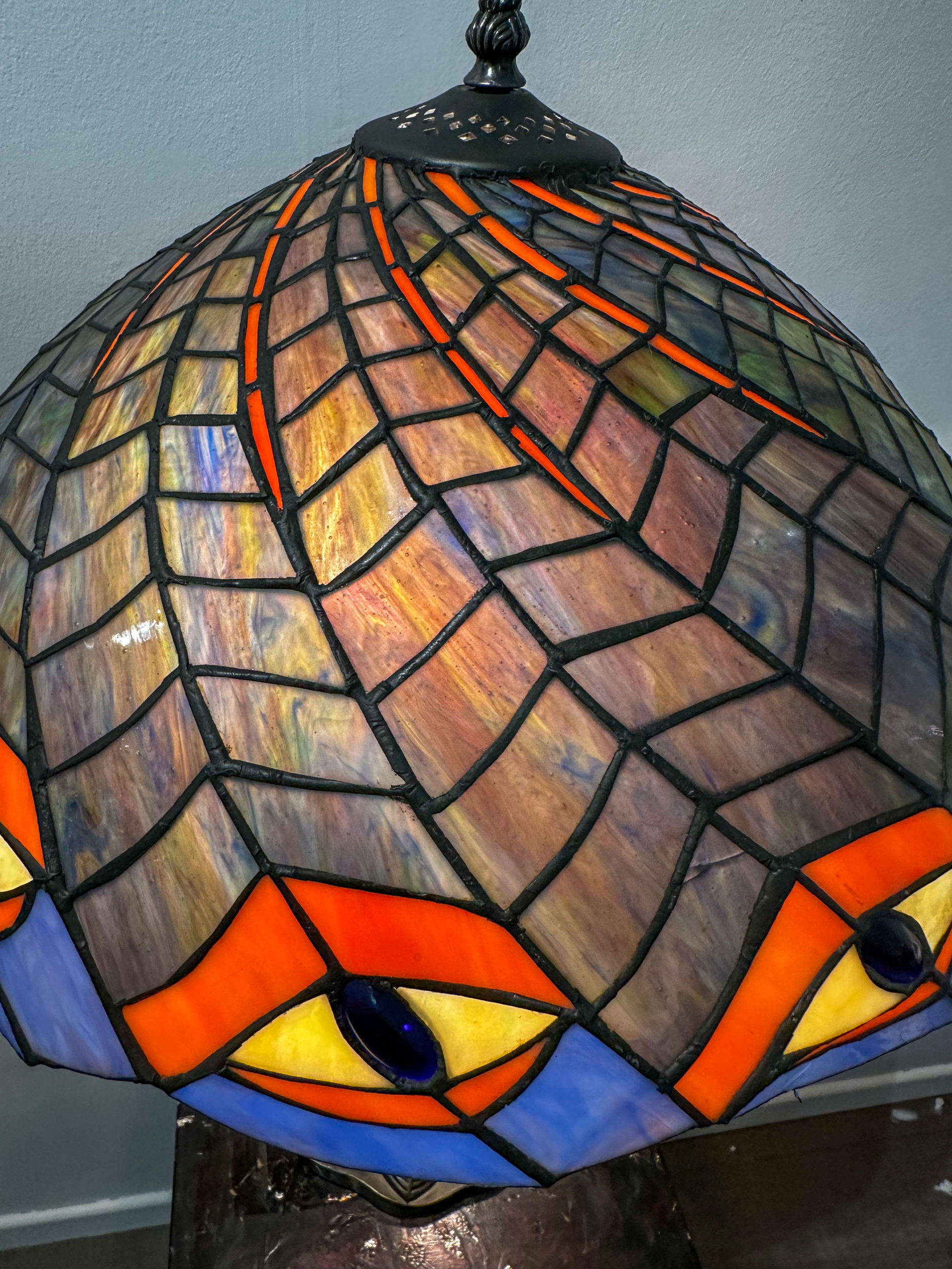 IMG_6852aurore-morisse-affaire-conclue-lampe-tiffany-imitation-verre-émaillé-décoration-vintage-couleurs-bureau-collectionneur-investissement-art-nouveau-art-deco-métal