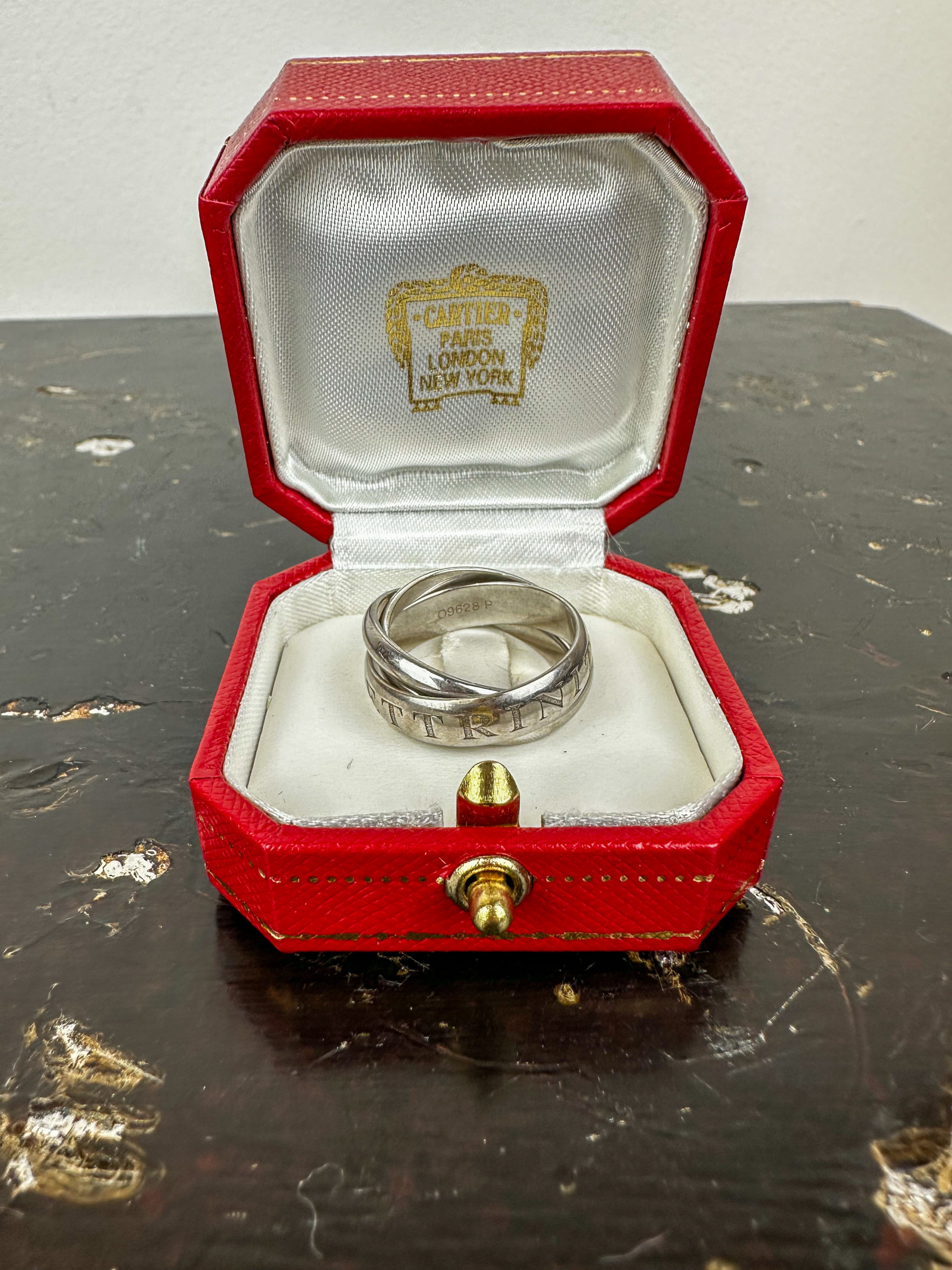 IMG_6899aurore-morisse-affaire-conclue-bijoux-bague-en-or-cartier-trinity-or-blanc-collectionneur-occasion-bijouterie-français-collection