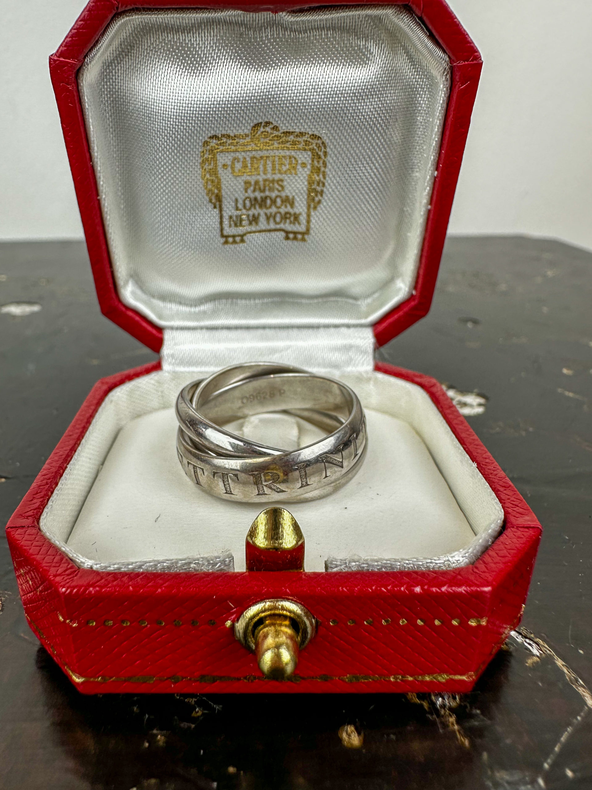 IMG_6900aurore-morisse-affaire-conclue-bijoux-bague-en-or-cartier-trinity-or-blanc-collectionneur-occasion-bijouterie-français-collection