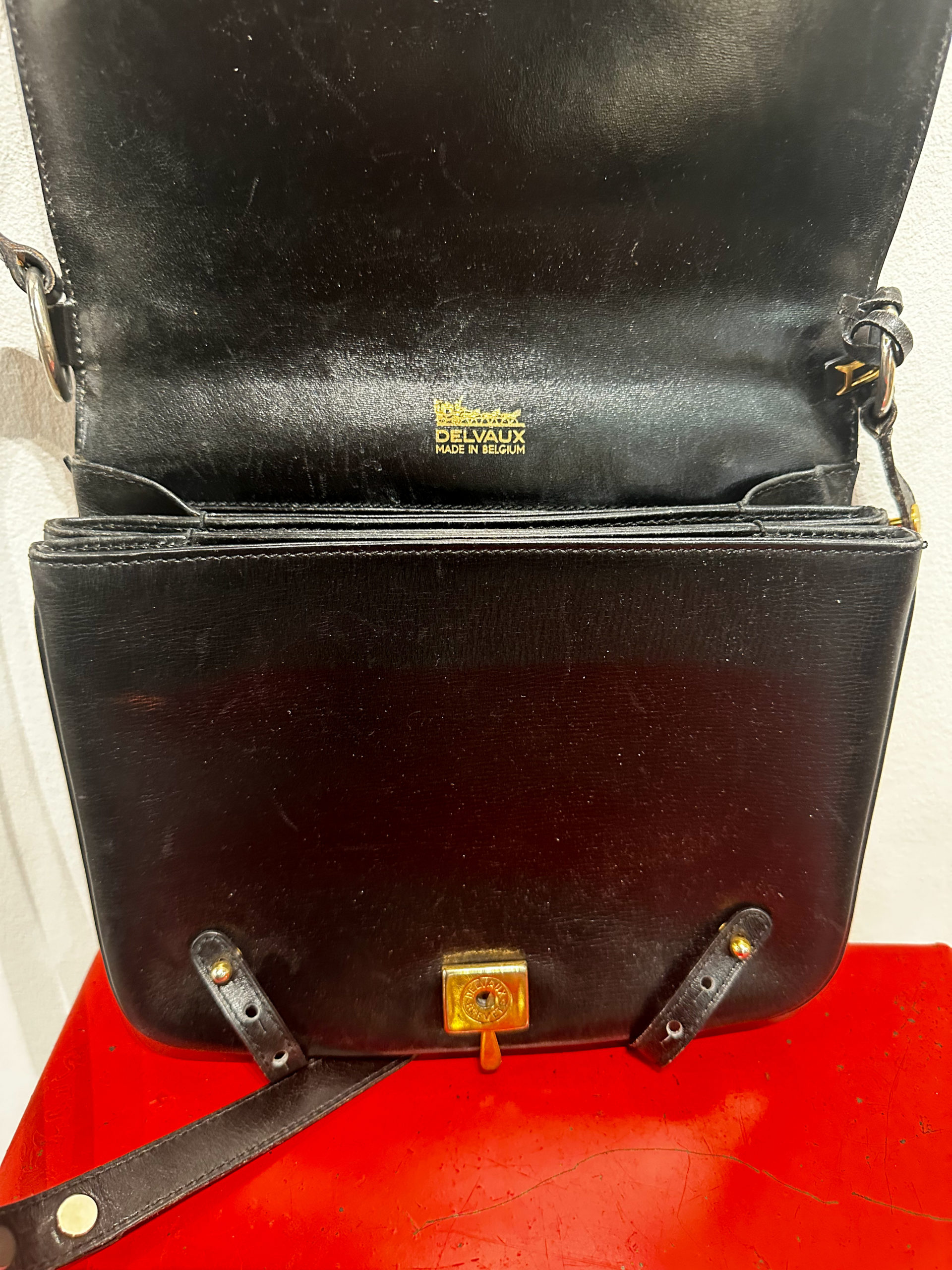 IMG_7401aurore-morisse-affaire-conclue-maroquinerie-delvaux-luxe-belge-cuir-lisse-besace-petit-format-vintage-collectionneur-occasion