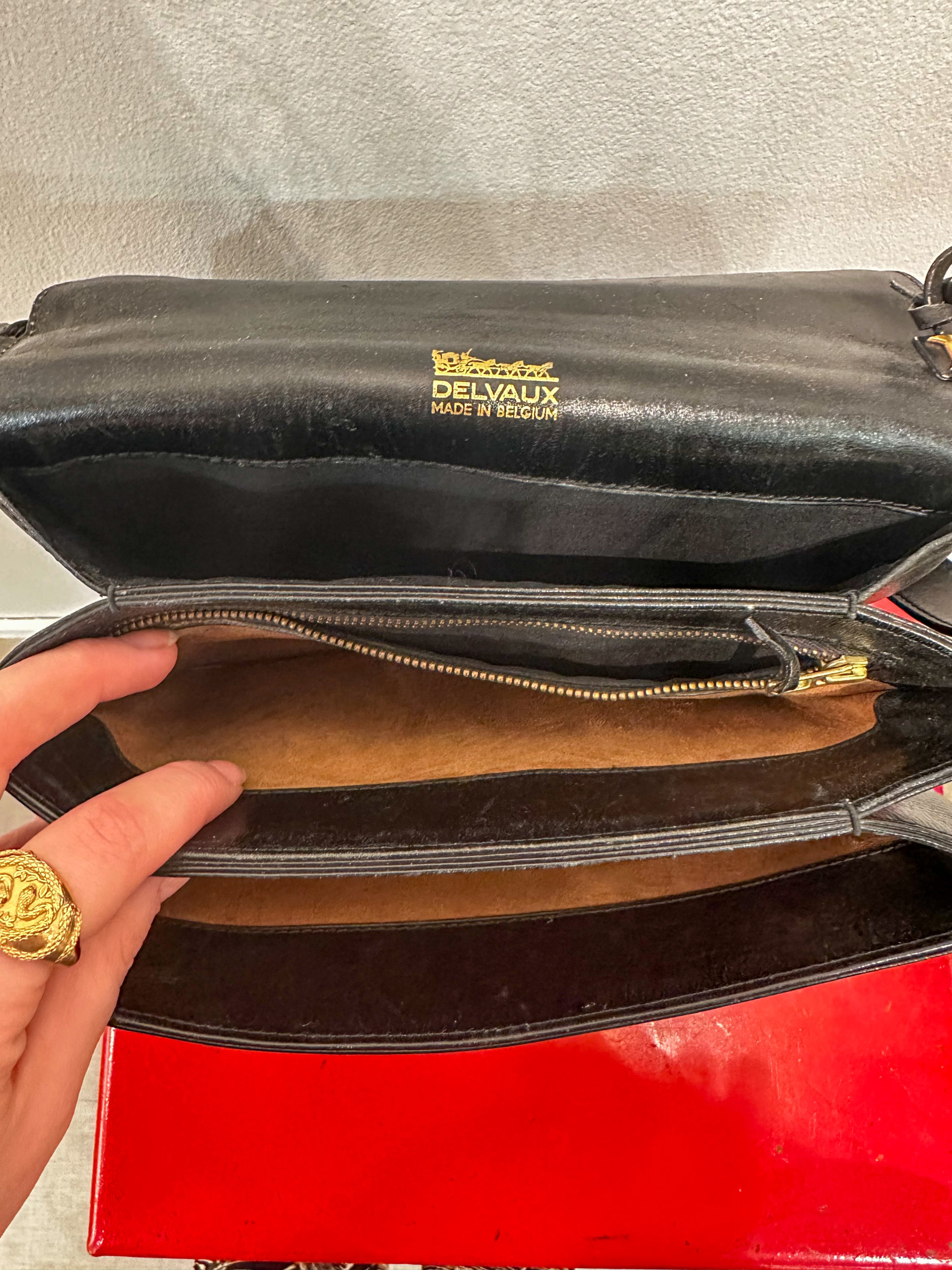 IMG_7404aurore-morisse-affaire-conclue-maroquinerie-delvaux-luxe-belge-cuir-lisse-besace-petit-format-vintage-collectionneur-occasion