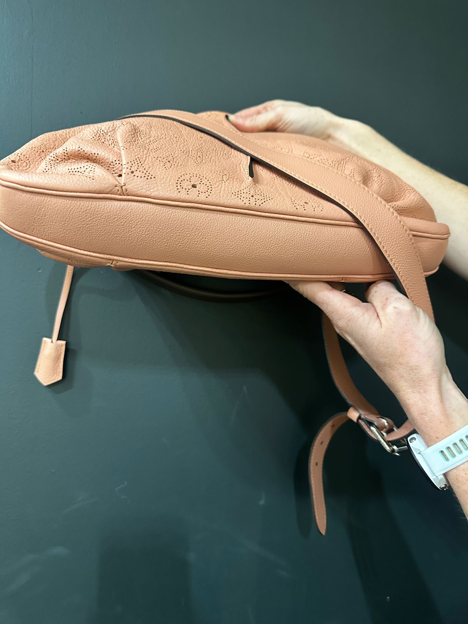11cfbb11-4a23-4b3f-b075-02f485e771f9aurore-morisse-affaire-conclue-maroquinerie-luxe-louis-vuitton-cuir-monogramme-vieux-rose-bandoulière-épaule-france-luxe-occasion-deuxième-main-accessoire