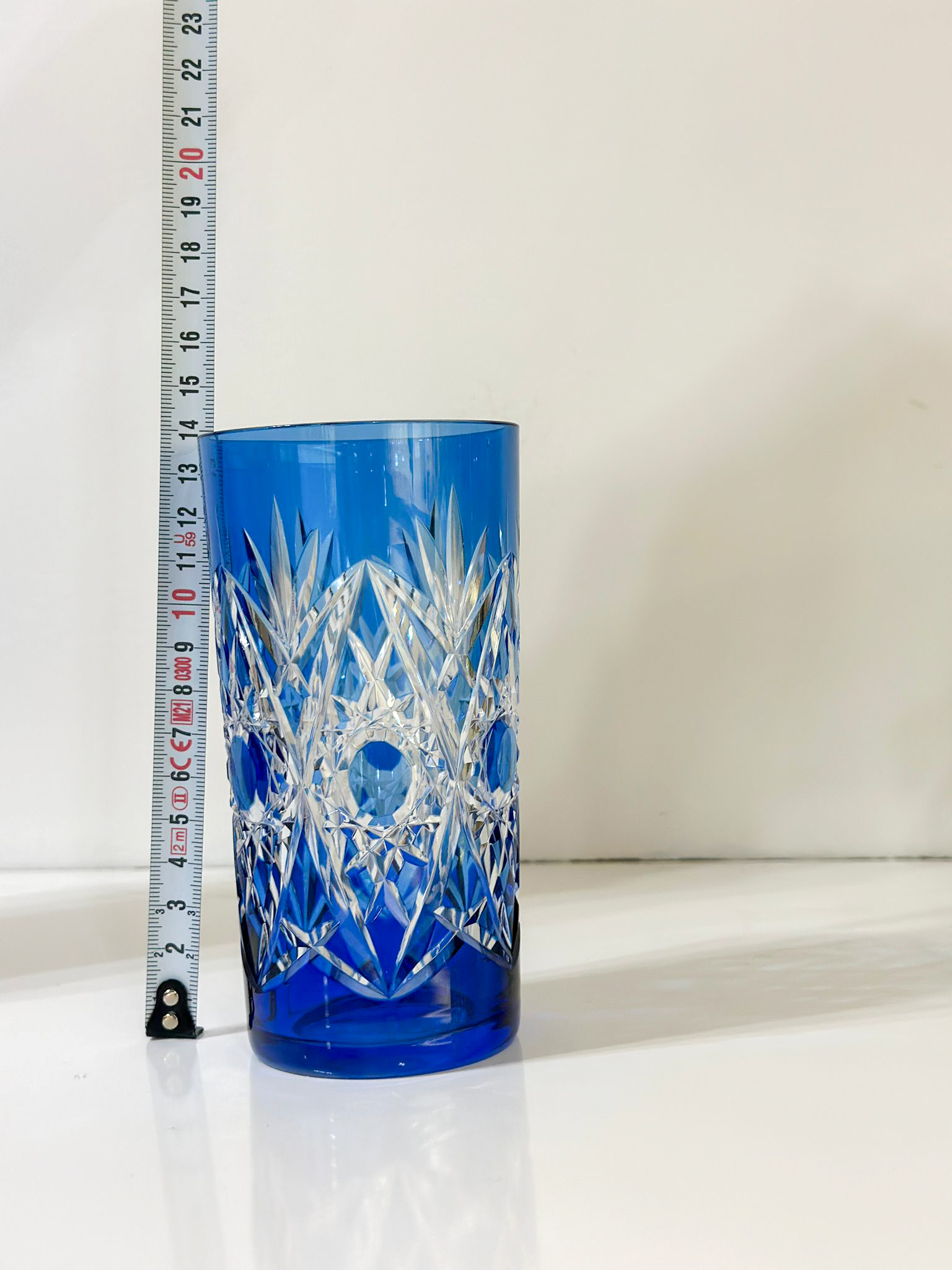 173c8a60-57d8-4910-9a04-0d3a3aa82693aurore-morisse-affaire-conclue-verres-whisky-val-saint-lambert-VSL-cristal-coloré-bleu-vert-décoré-art-de-la-table-dégustation-collectionneur
