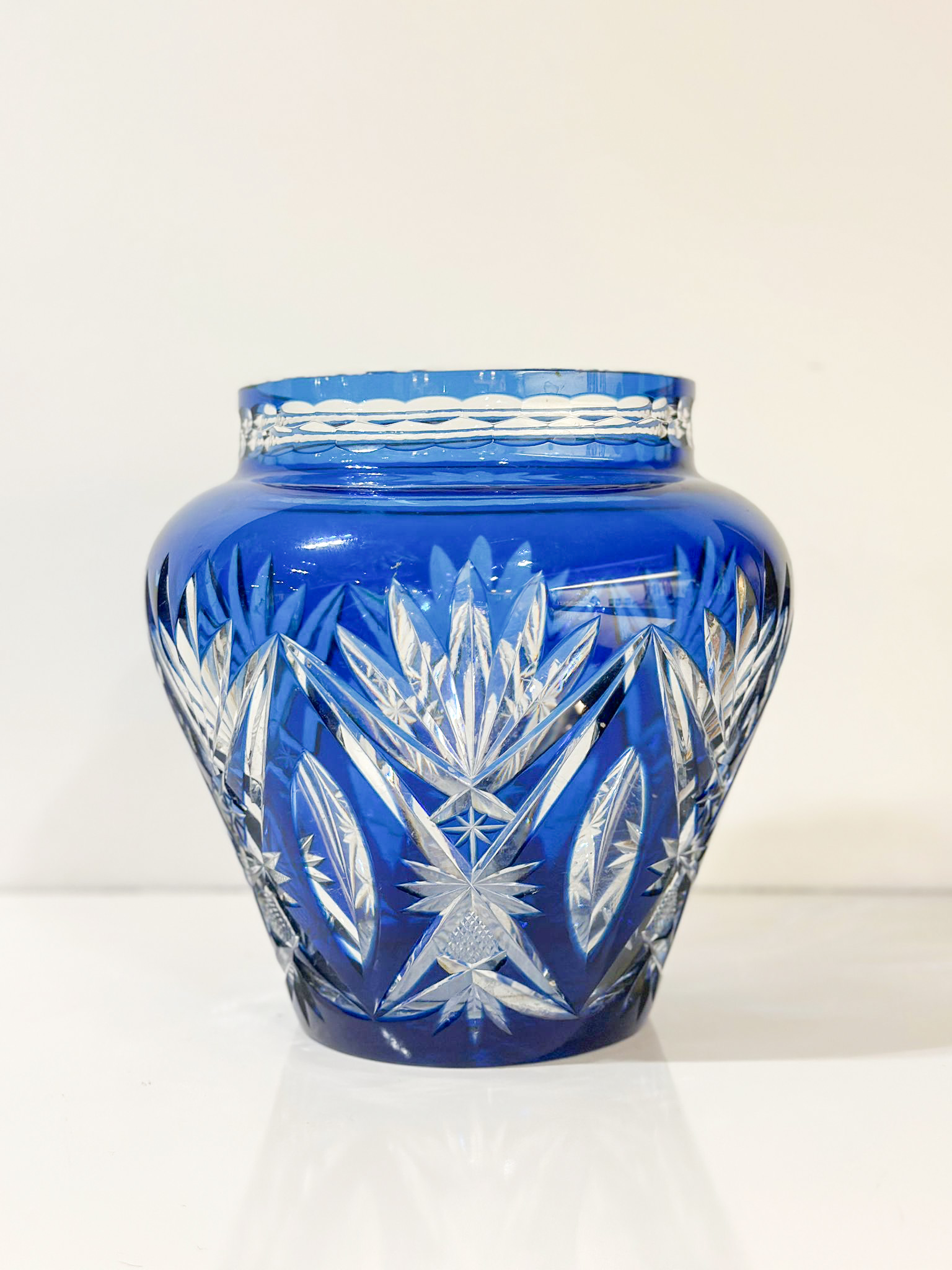 1860f73d-14bd-47ce-8bb6-b820aa498ce9aurore-morisse-affaire-conclue-verrerie-vase-val-saint-lambert-cristal-pique-fleur-bleu-collectionneur-décorations-fleurs-belgique-liège-cristal