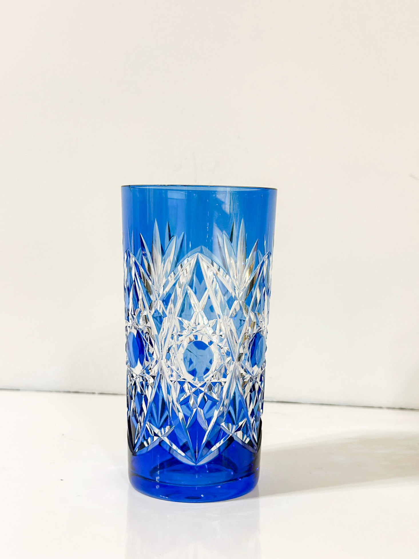 231b7639-e9f5-4c26-8eb9-e57a5063de91aurore-morisse-affaire-conclue-verres-whisky-val-saint-lambert-VSL-cristal-coloré-bleu-vert-décoré-art-de-la-table-dégustation-collectionneur