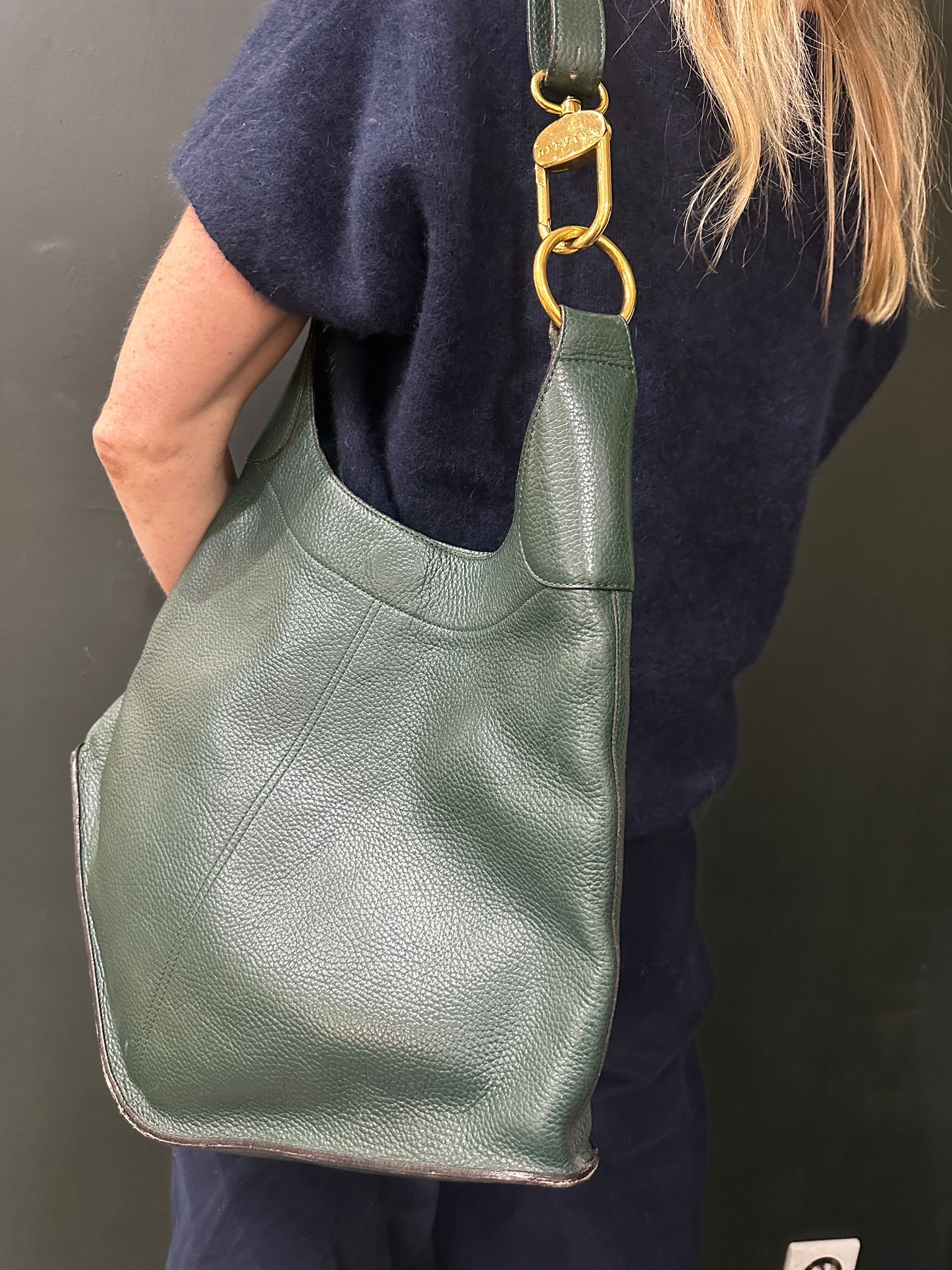 2a74965e-9556-4d81-8348-46b5057a0042aurore-morisse-affaire-conclue-maroquinerie-luxe-delvaux-sac-modèle-satan-marron-cuir-vert-bouteille-neuf-occasion-deuxième-main-accessoire