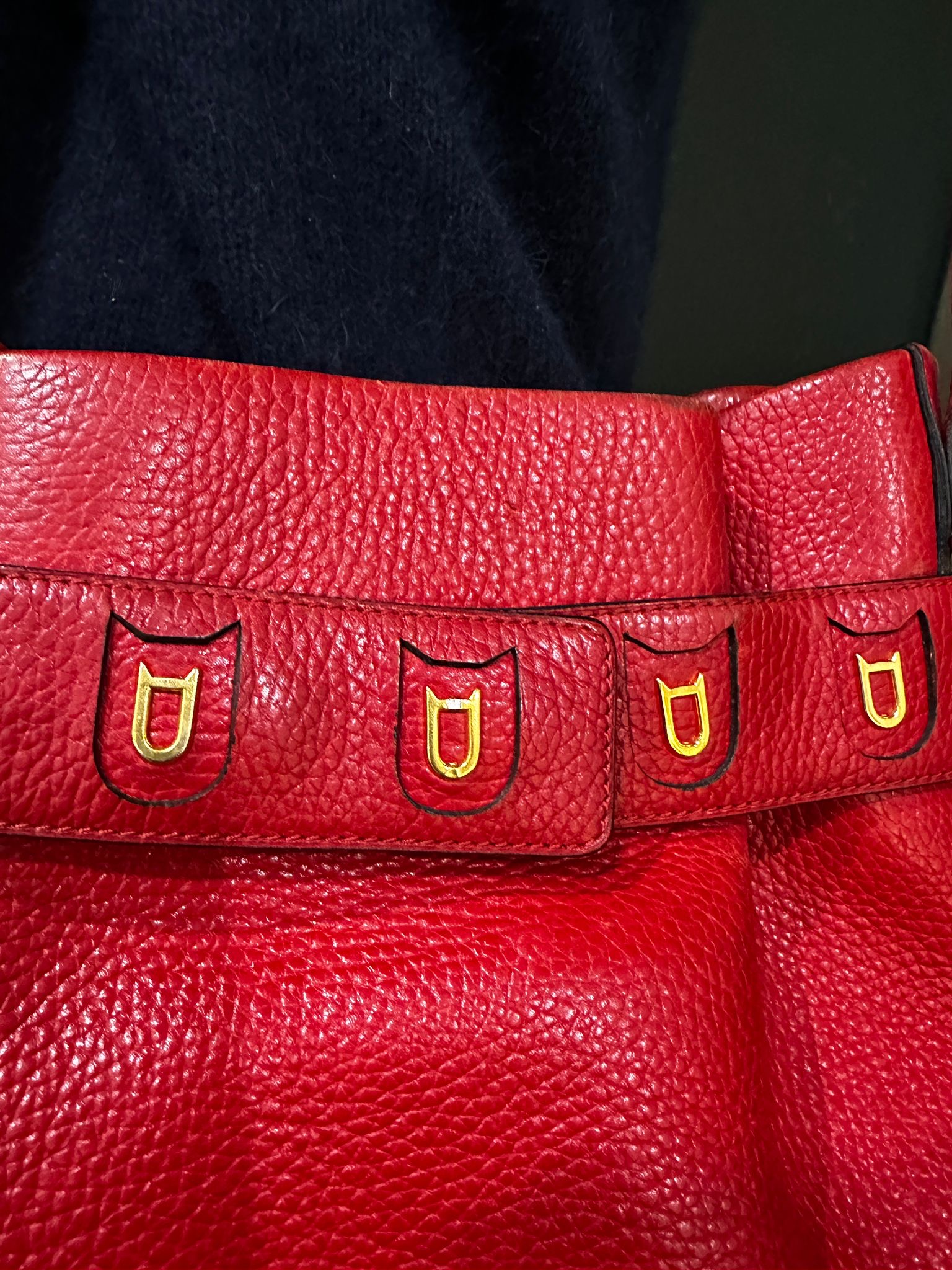 2bea3653-9f09-4d4f-b717-543ea69b9439aurore-morisse-affaire-conclue-maroquinerie-luxe-delvaux-sac-modèle-calicot-rouge-cuir-sceau-neuf-occasion-deuxième-main-accessoire