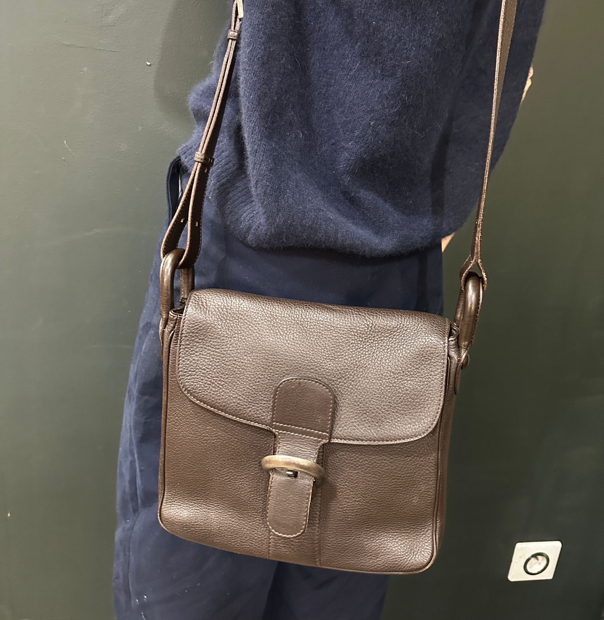 33d89fa0-f184-4058-a46b-2ddf8f288077aurore-morisse-affaire-conclue-maroquinerie-luxe-delvaux-sacoche-petit-format-cuir-brun-épaule-occasion-deuxième-main-accessoire